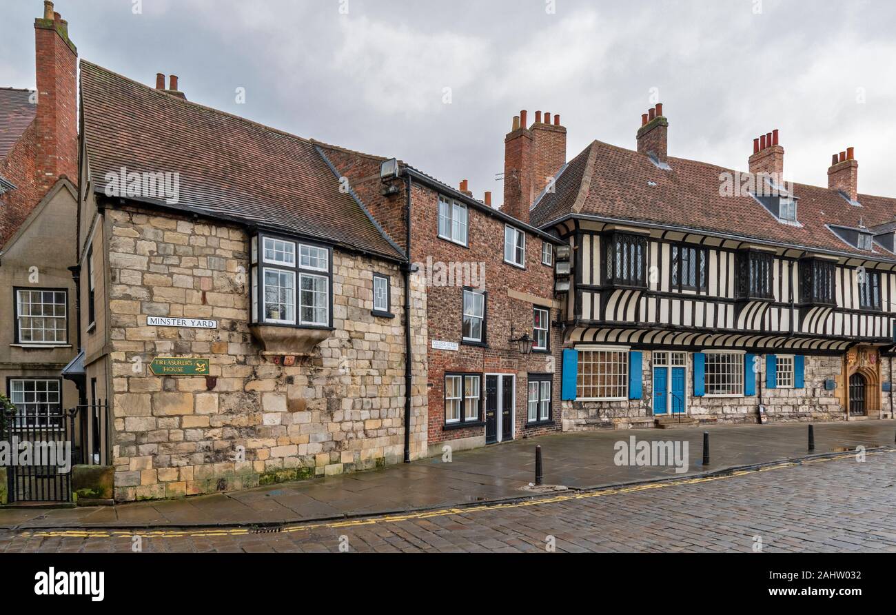 YORK ENGLAND OLD BUILDING IN MINSTER YARD AND COLLEGE STREET AND TIMBER FRAMED ST WILLIAMS COLLEGE Stock Photo