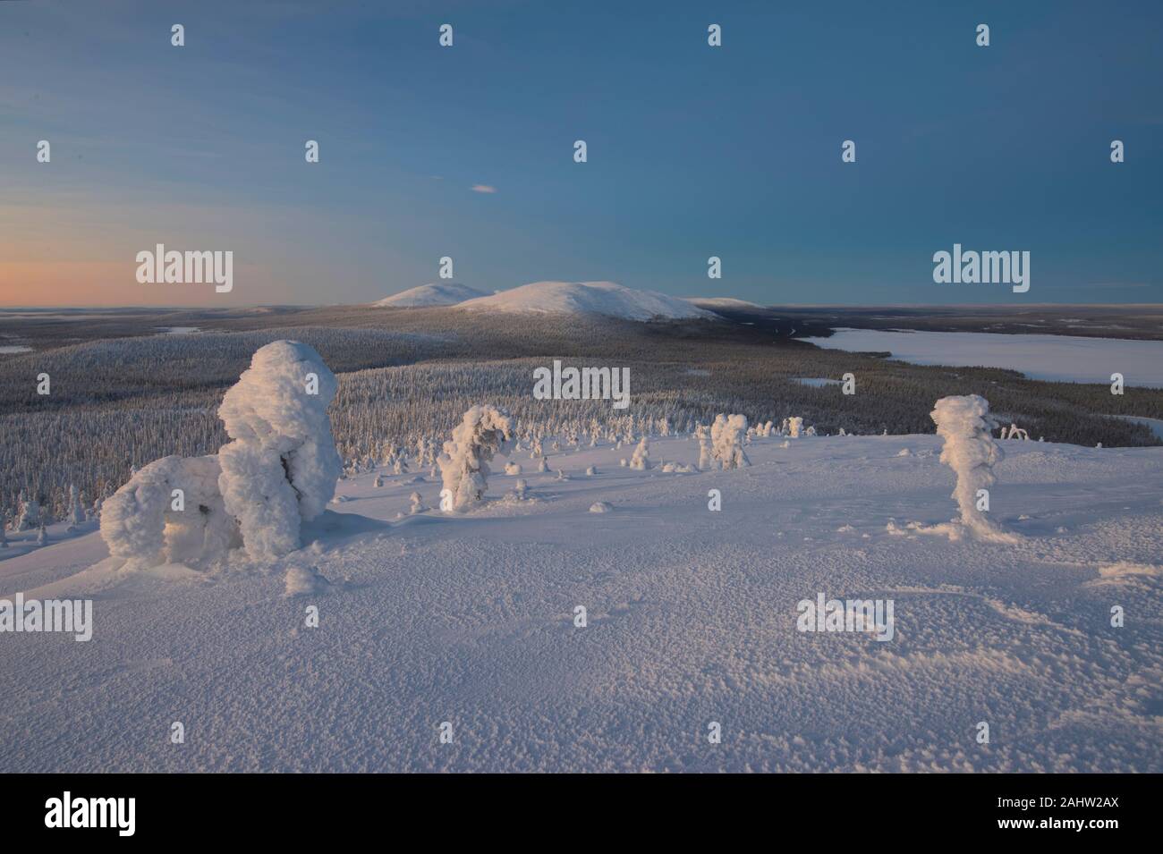 pallastunturi-fells-in-pallas-yll-stunturi-national-park-during-polar