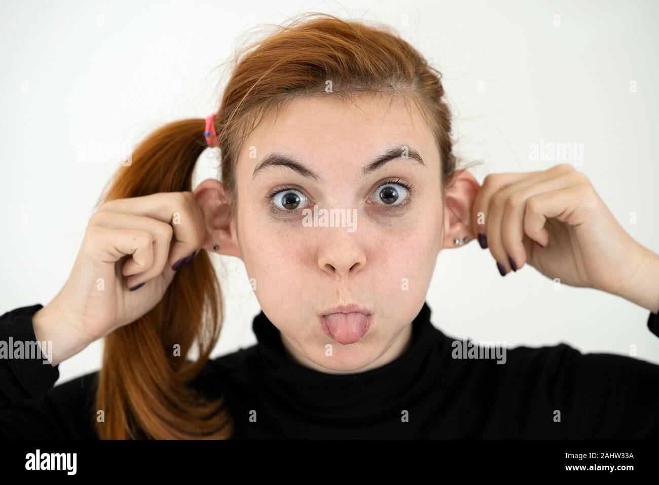 человек подслушивает. девушка в столовой показывает уши. девушка показывает ушки руками. девочка показывает на ухо.