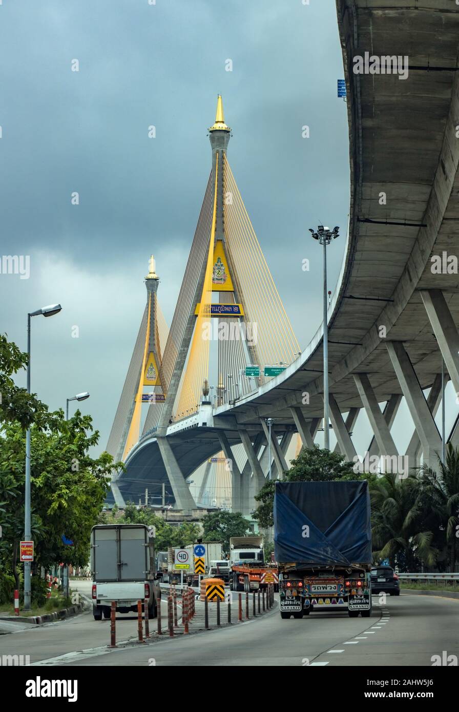 SAMUT PRAKAN, THAILAND, SEP 21 2019, Construction of Bhumibol Bridge with traffic on the road below it. Stock Photo