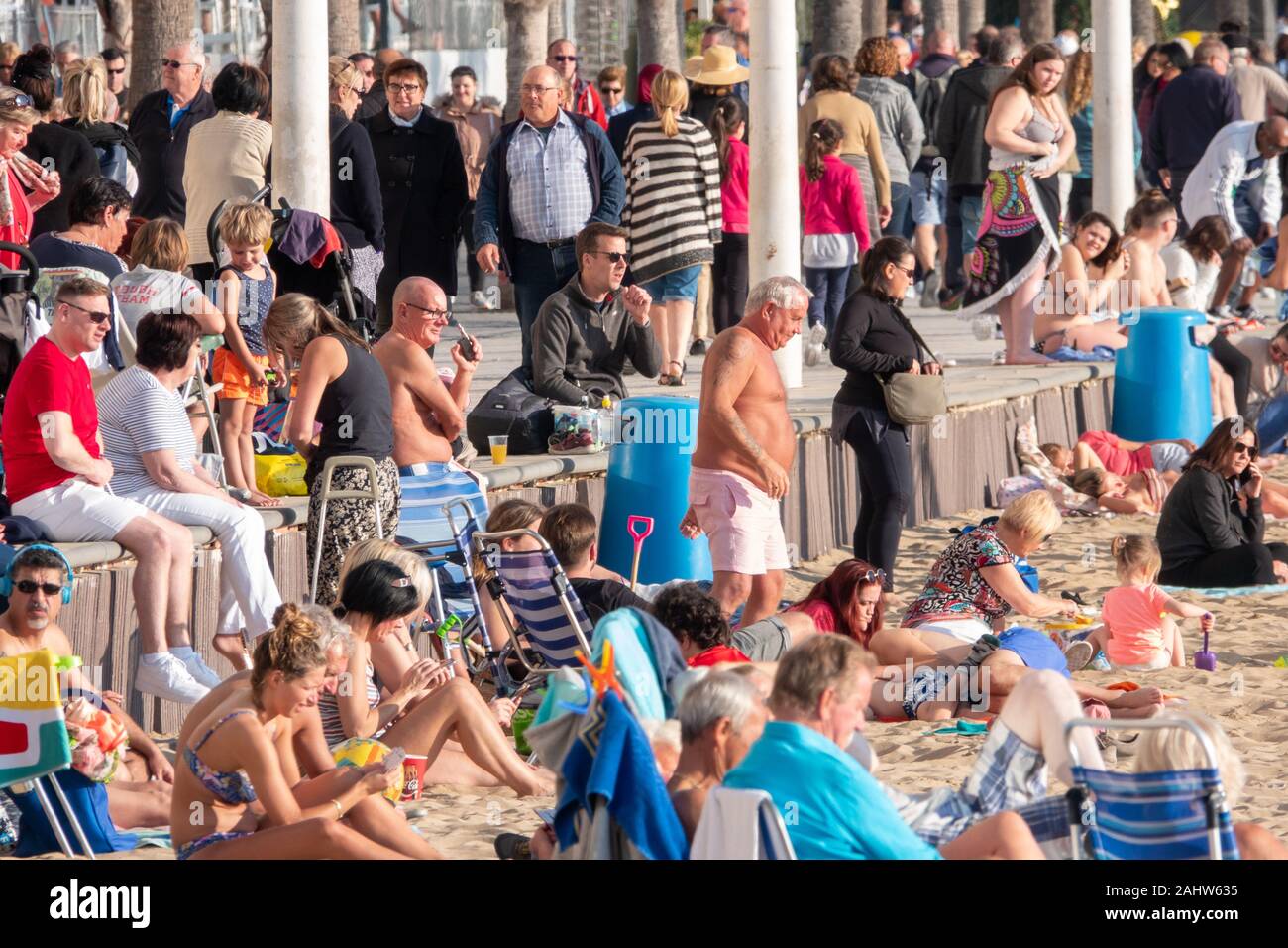 Benidorm, Alicante Province, Spain. 1st January 2020. Tourists and locals enjoy the warm, sunny weather on Levante beach on New Years Day. Crowded beach scene. Credit: Mick Flynn/Alamy Live News Stock Photo