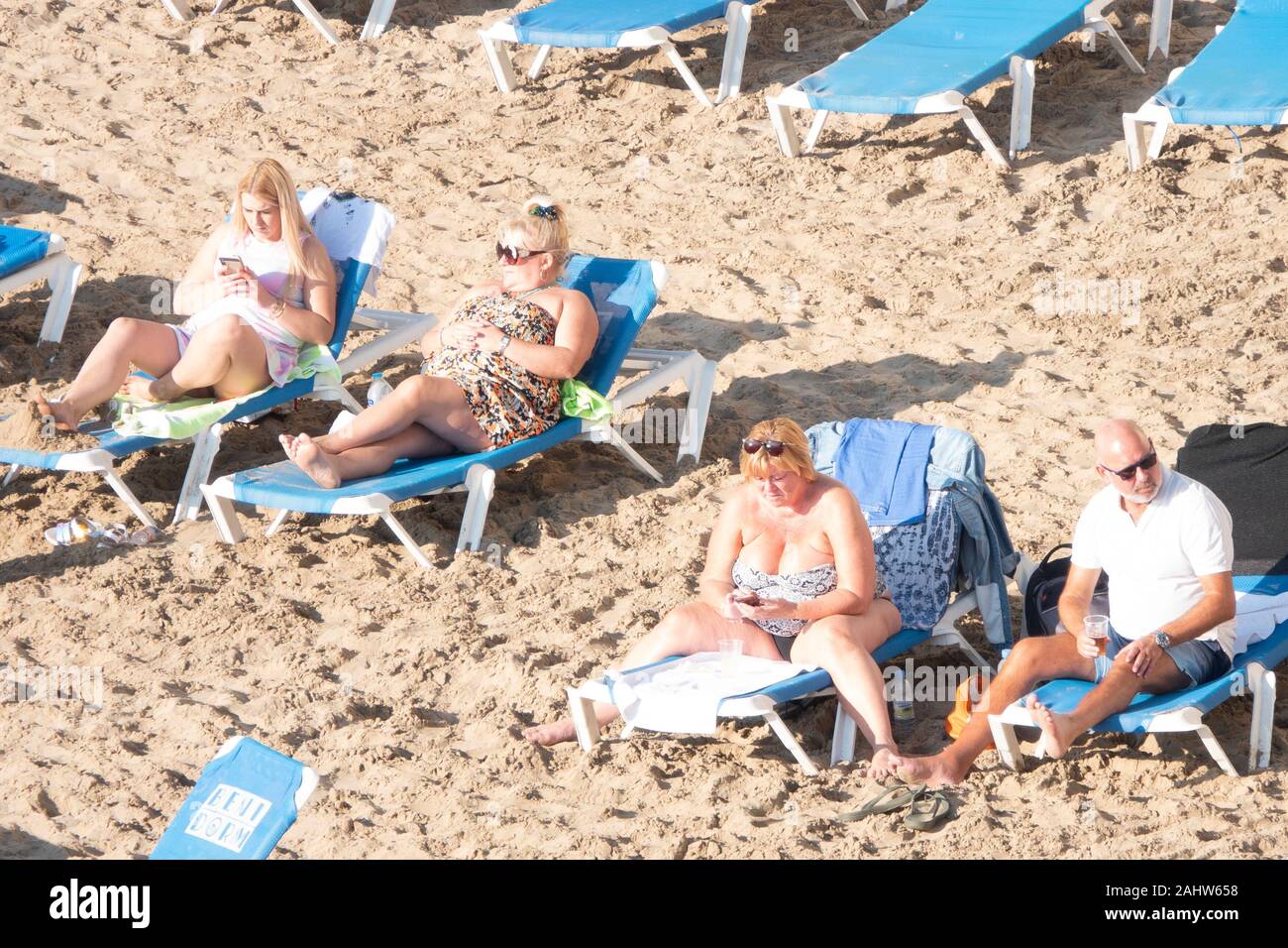 Benidorm, Alicante Province, Spain. 1st January 2020. Tourists and locals enjoy the warm, sunny weather on Levante beach on New Years Day. Stock Photo