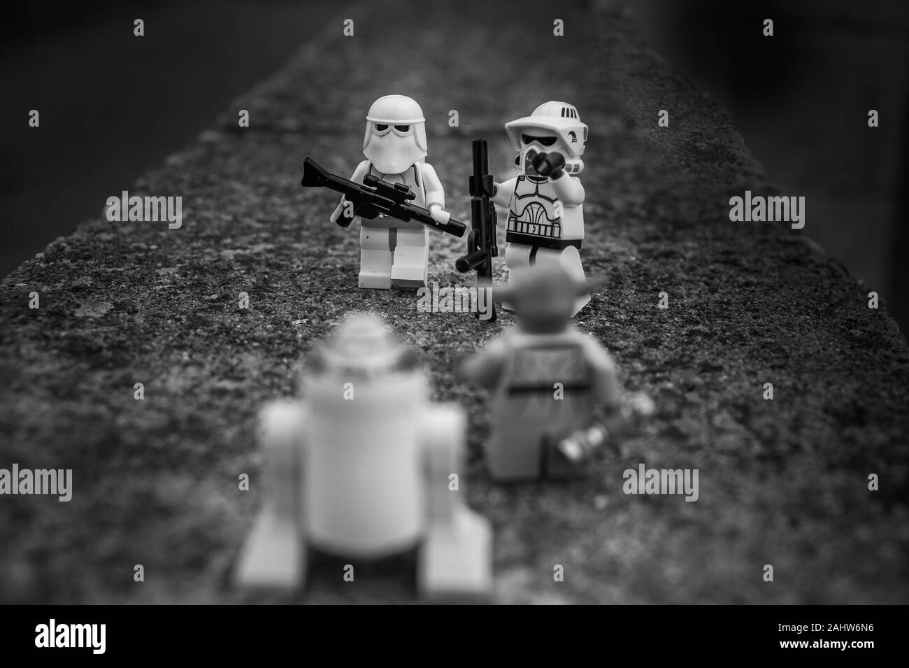 Two imperial soldiers stop to yoda and r2d2 Stock Photo