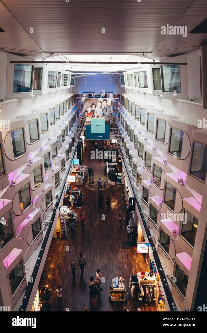 Promenade deck chairs ship hi-res stock photography and images - Alamy