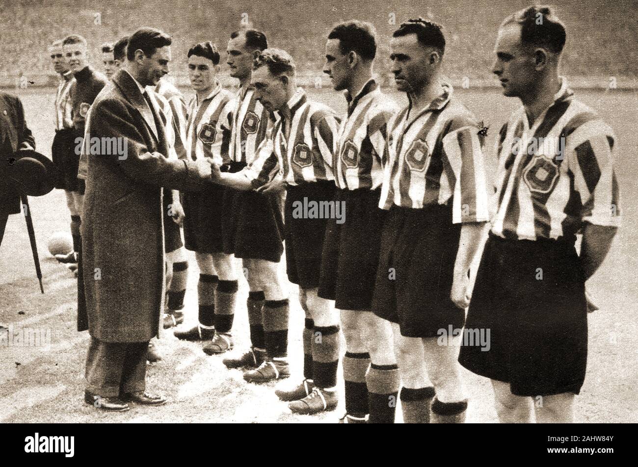 English FA cup final 1937 - (Sunderland v Preston North End, played  at Empire Stadium, Wembley - King George meets the Sunderland   team who 3-1. Stock Photo