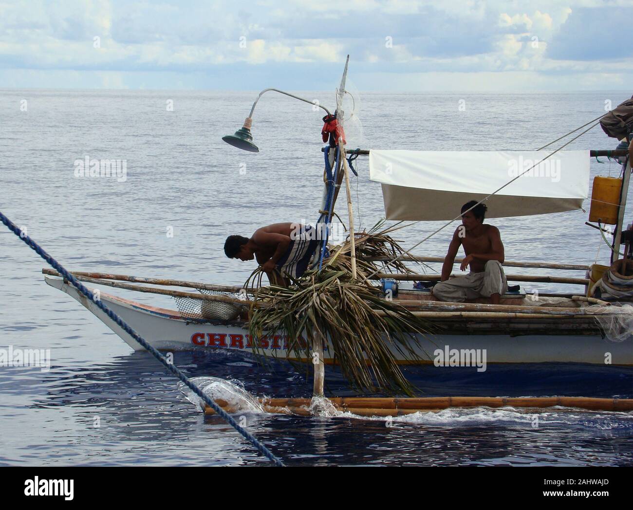 Artisanal yellowfin tuna handline fishing in the waters of Mindoro Strait  (South China Sea) with payaos (anchored FADs Stock Photo - Alamy