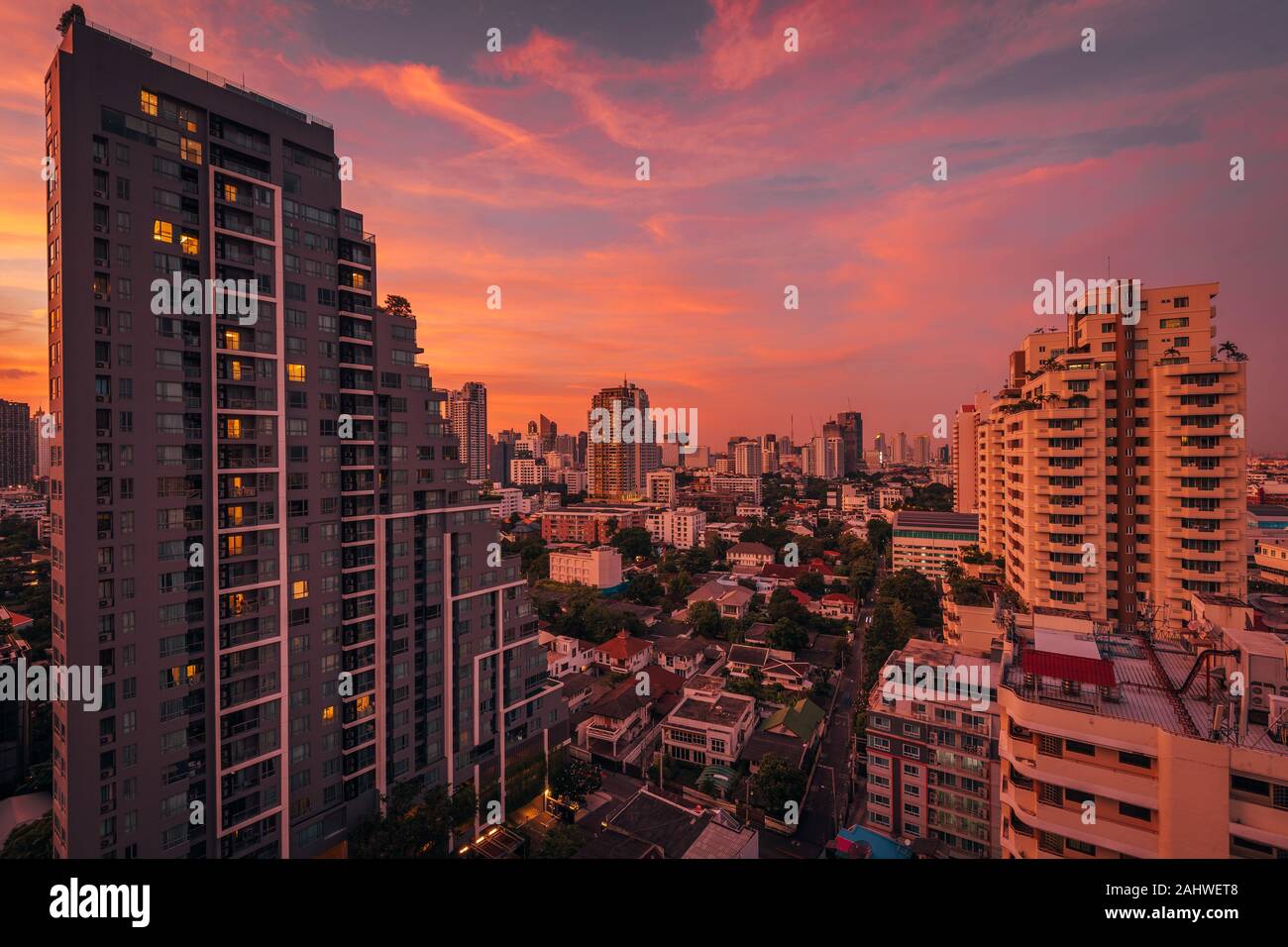 Sunset bangkok city downtown street hi-res stock photography and images ...