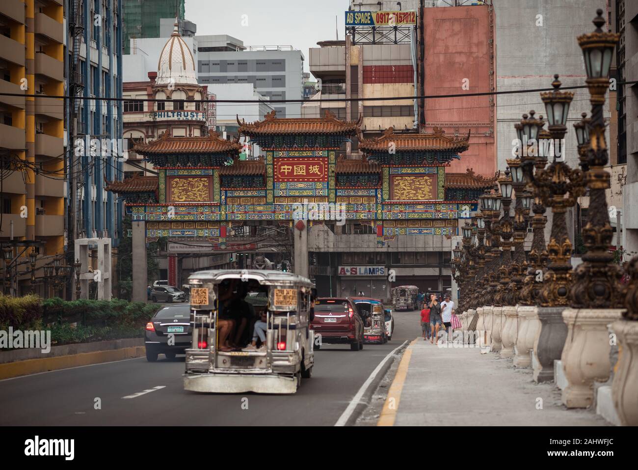 The Chinatown Arch, in Binondo, Manila, The Philippines Stock Photo - Alamy
