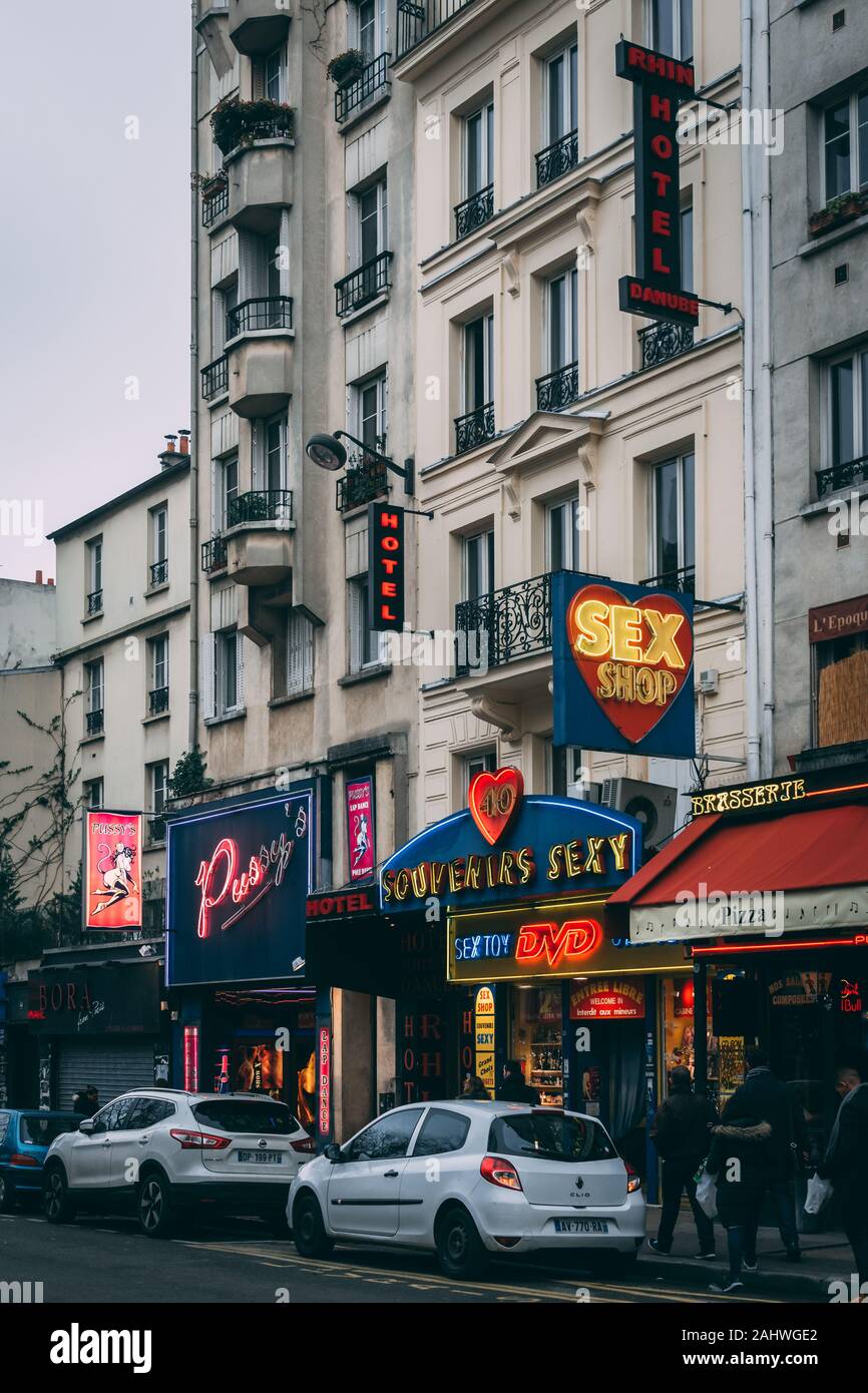 Træts webspindel Henfald Plateau Boulevard de Clichy in Pigalle, the red light district of Paris, France  Stock Photo - Alamy