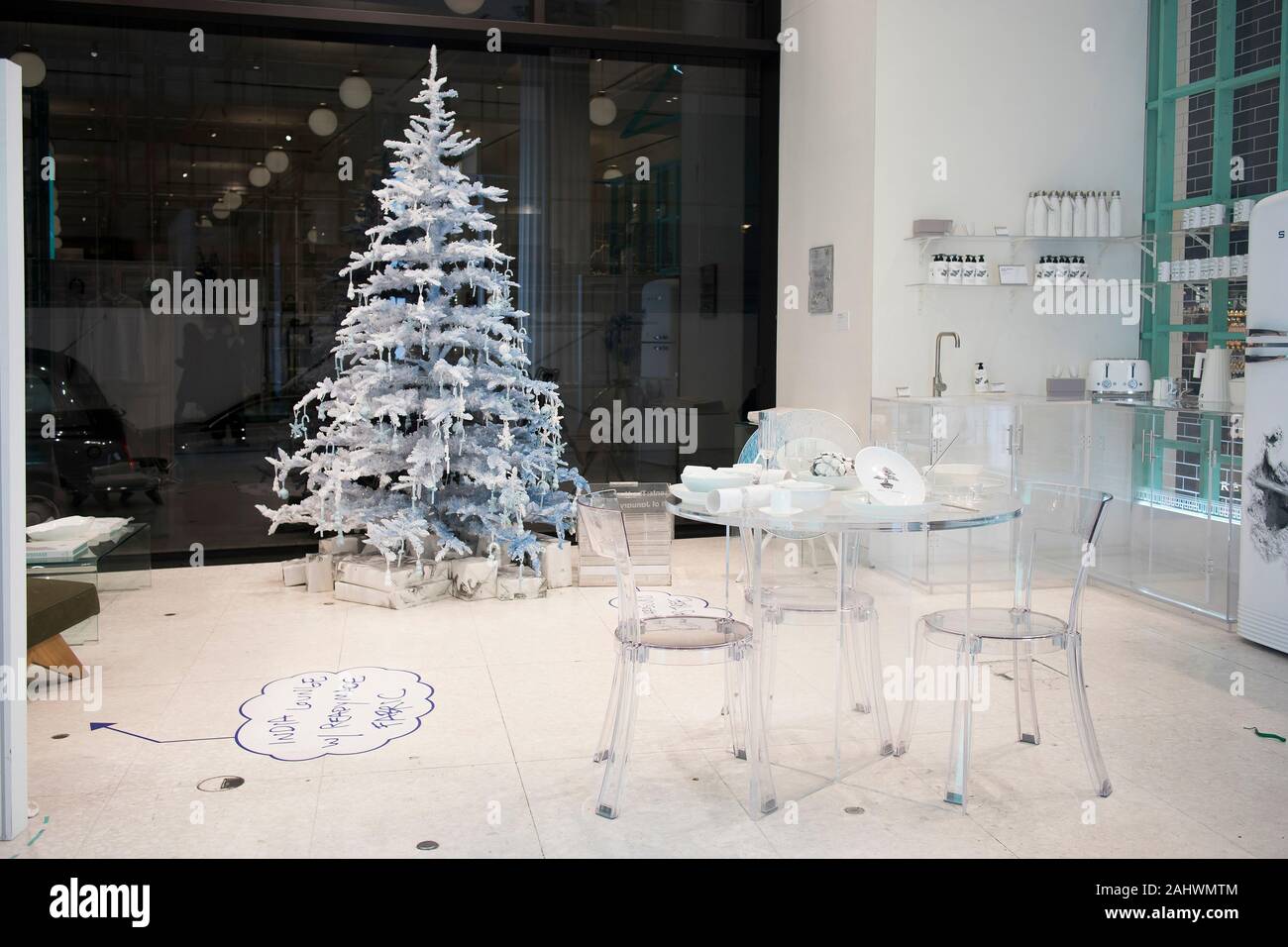LONDON. UK - 20 December 2019, Selfridges, Oxford Street, London,. Christmas festive table decoration in white colors. Painted white artichoke in a ce Stock Photo