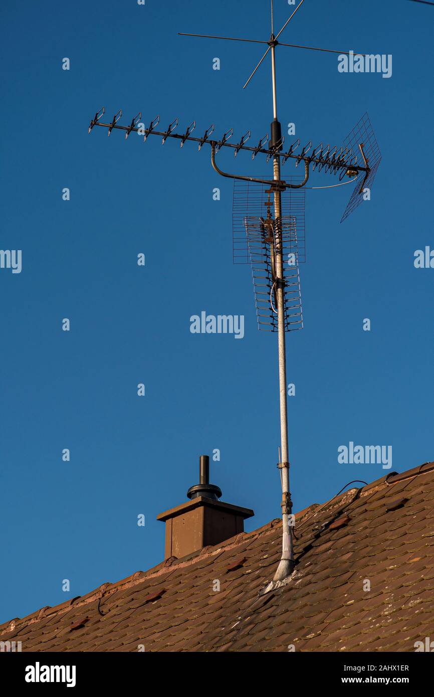 analogue television antenna on the roof of a house vintage Stock Photo Alamy