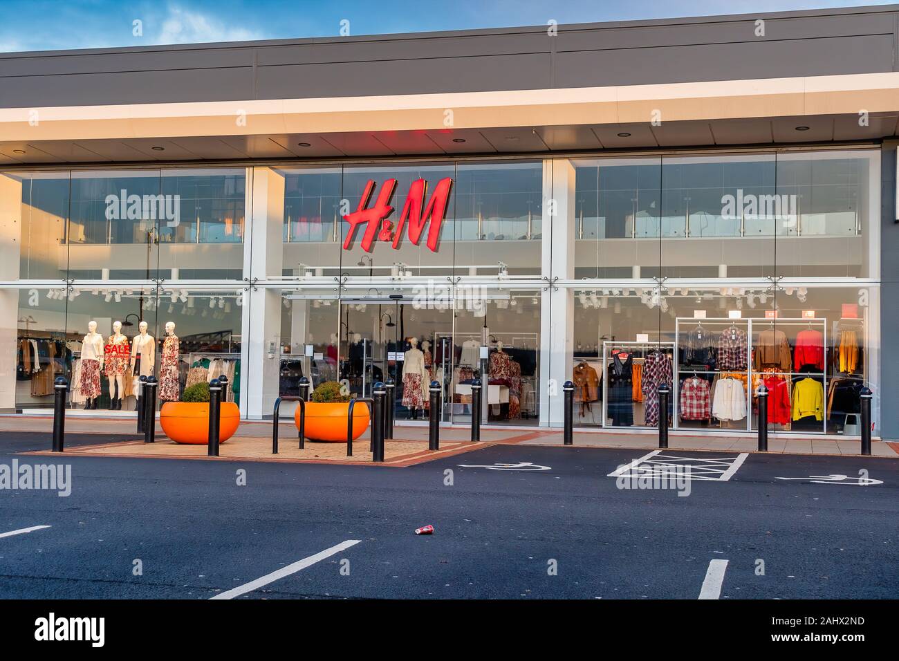 CHESTER, UNITED KINGDOM - DECEMBER 25th, 2019: H&M clothes store shop front  Stock Photo - Alamy