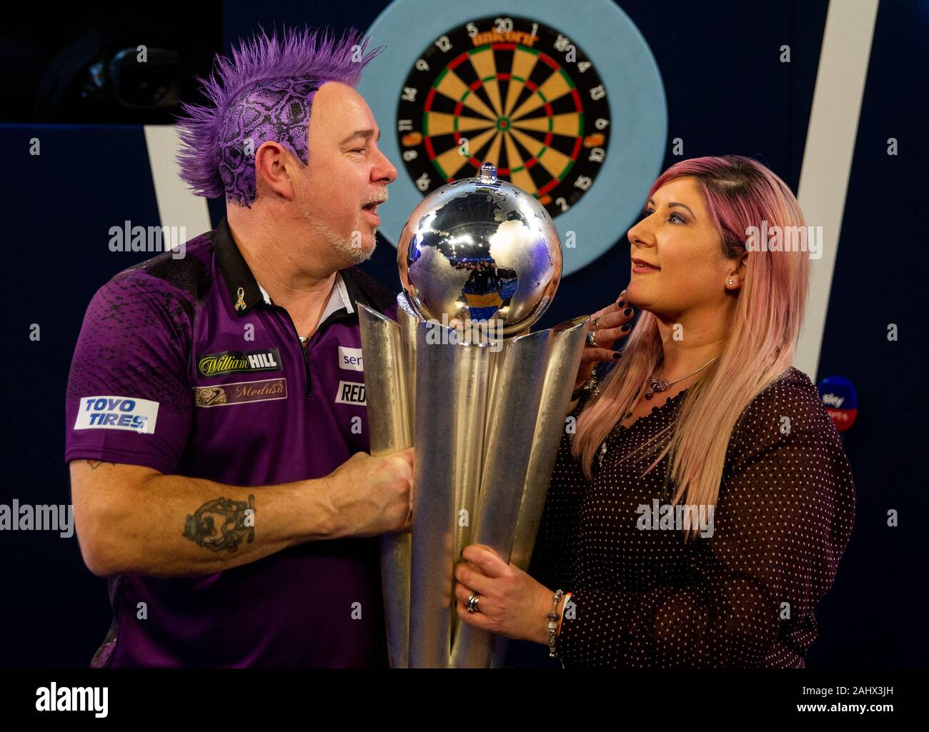 Peter Wright celebrates winning with his wife Jo during day sixteen of the  William Hill World Championships at Alexandra Palace, London Stock Photo -  Alamy
