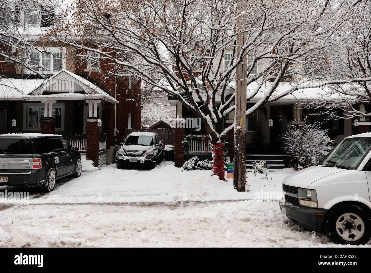 Fresh snow over the Christmas period coats trees, cars, houses and roads in  the Glebe, Ottawa, Ontario, Canada Stock Photo - Alamy