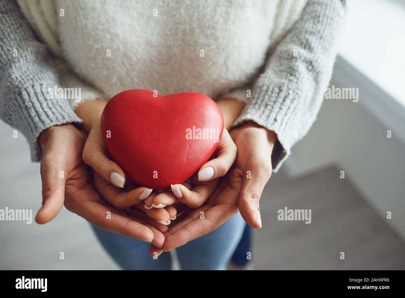 Get Love Couple Hand Heart Pic PNG
