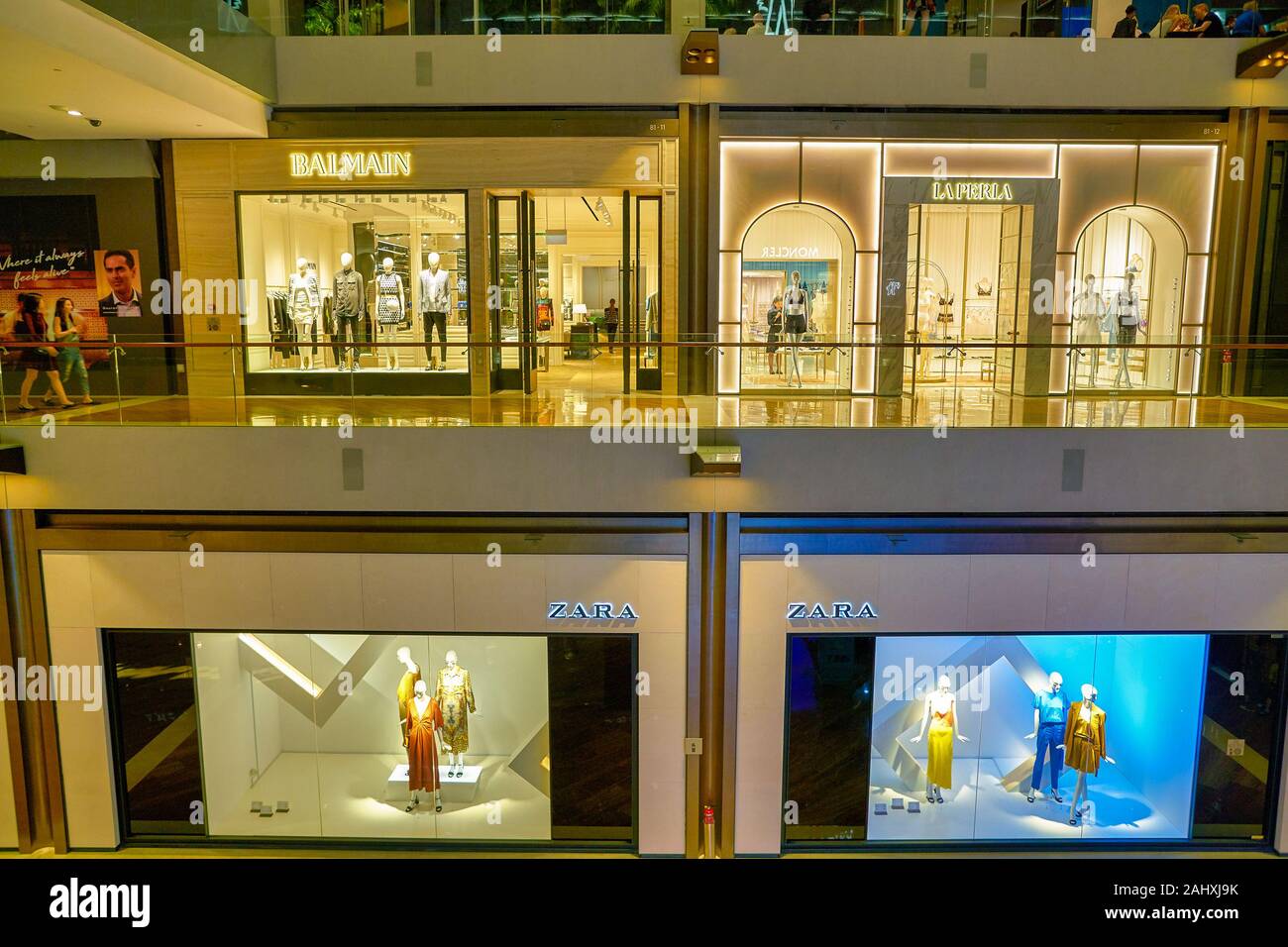 Singapur - Circa Abril, 2019: Toma Interior De La Tienda Louis Vuitton En  Shoppes En Marina Bay Sands. Fotos, retratos, imágenes y fotografía de  archivo libres de derecho. Image 139867122