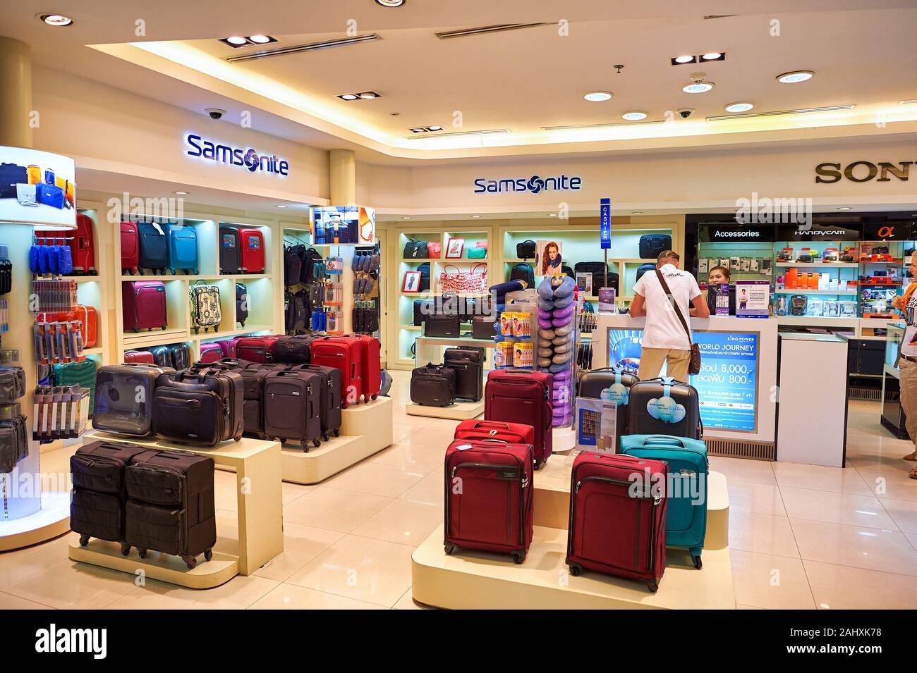 samsonite airport store