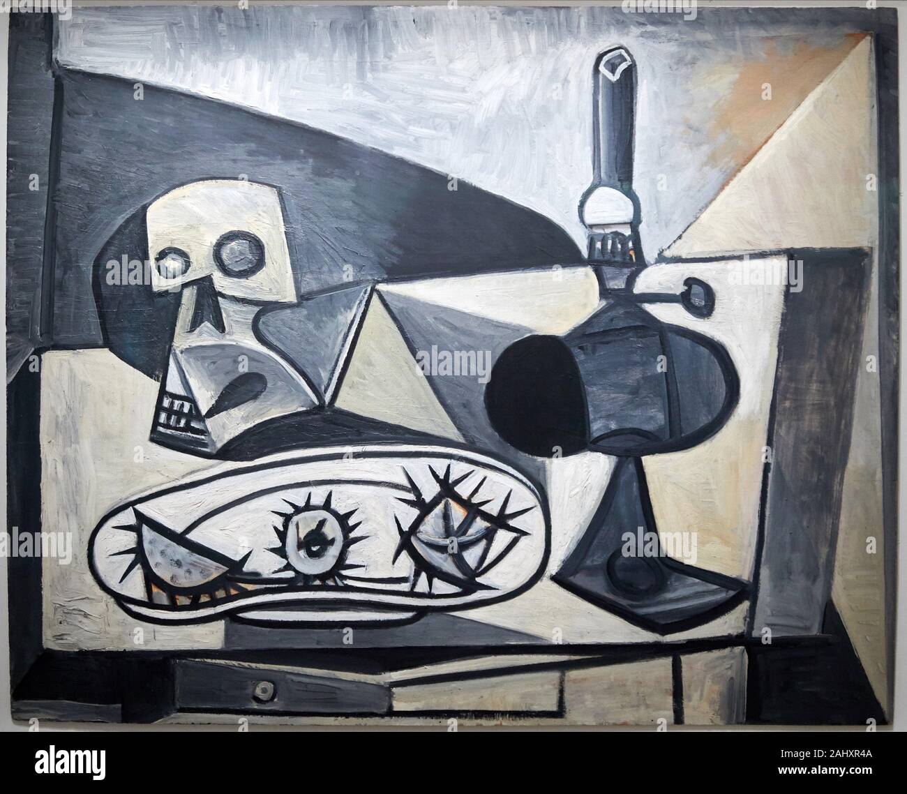 '''Crâne, oursins et lampe sur une table'', 1946, Pablo Picasso, 1881-1973, Musée de l’Armée, Paris, France Stock Photo