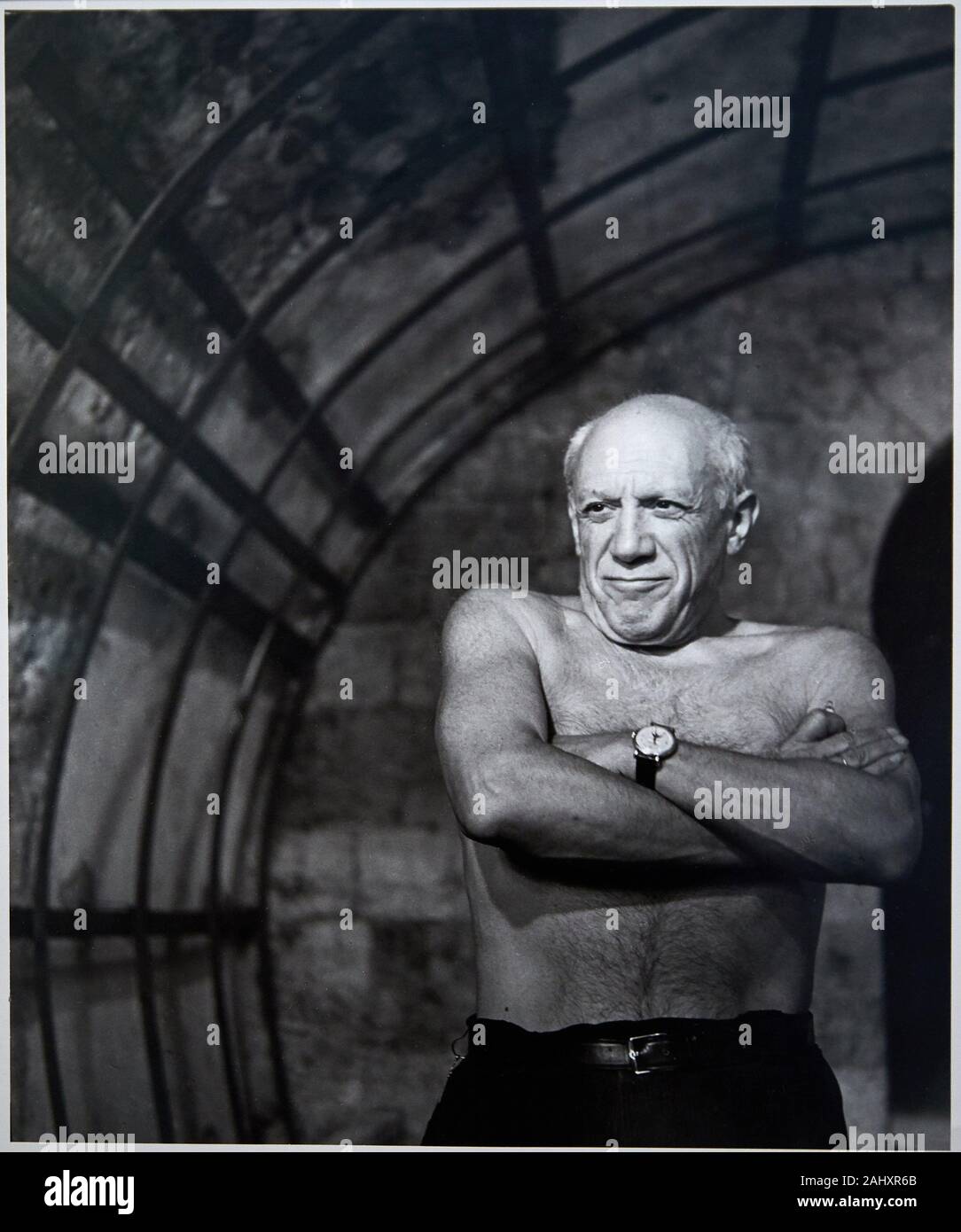 '''Portrait de Pablo Picasso dans la chapelle du château de Vallauris, lors du tournage du film ''Picasso'' de Lucian Emmer, en octobre 1953'', André Stock Photo