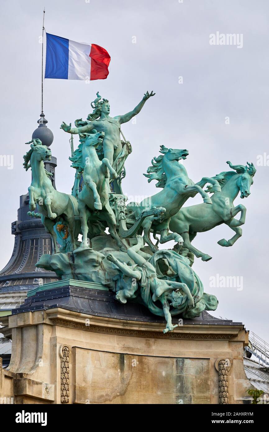 “L’Harmonie triomphant de la Discorde“, sculpteur Georges Récipon, Grand Palais, Paris, France Stock Photo