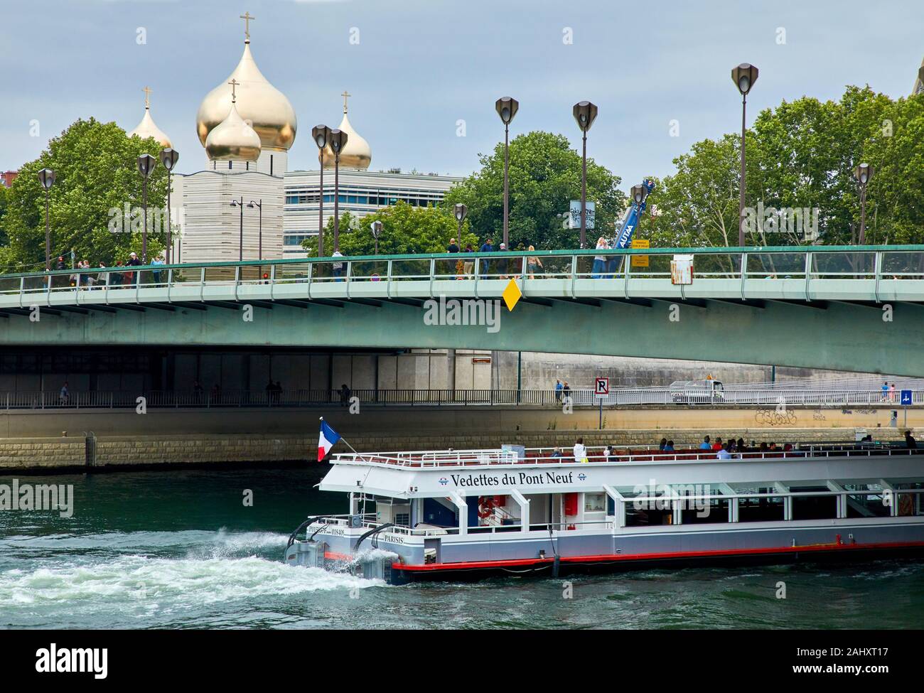 Pont de bateau mouche hi-res stock photography and images - Alamy