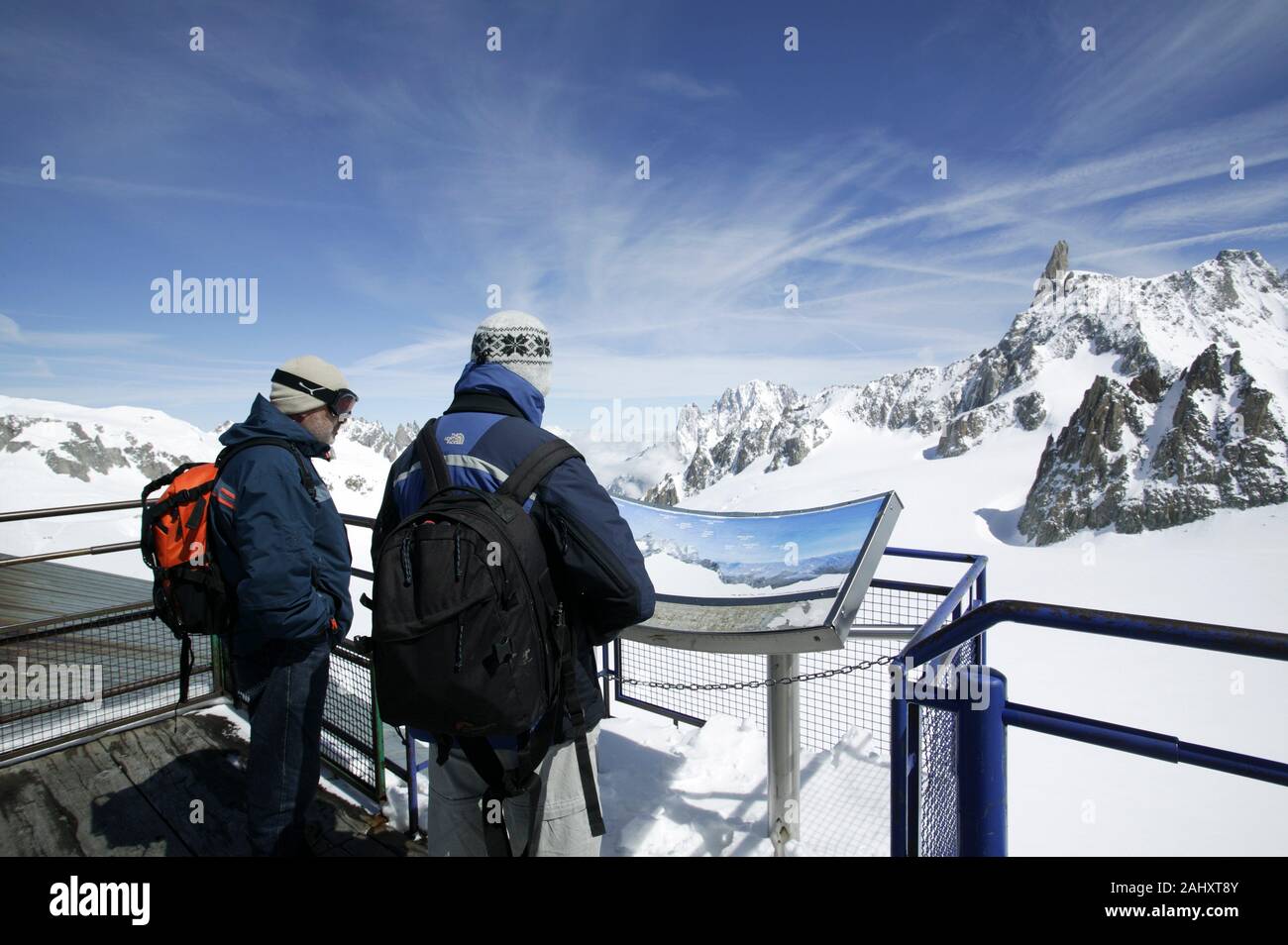 Dos turistas en el mirador del Helbronner. Alpes Italianos. Valle de Aosta. Italia. Stock Photo