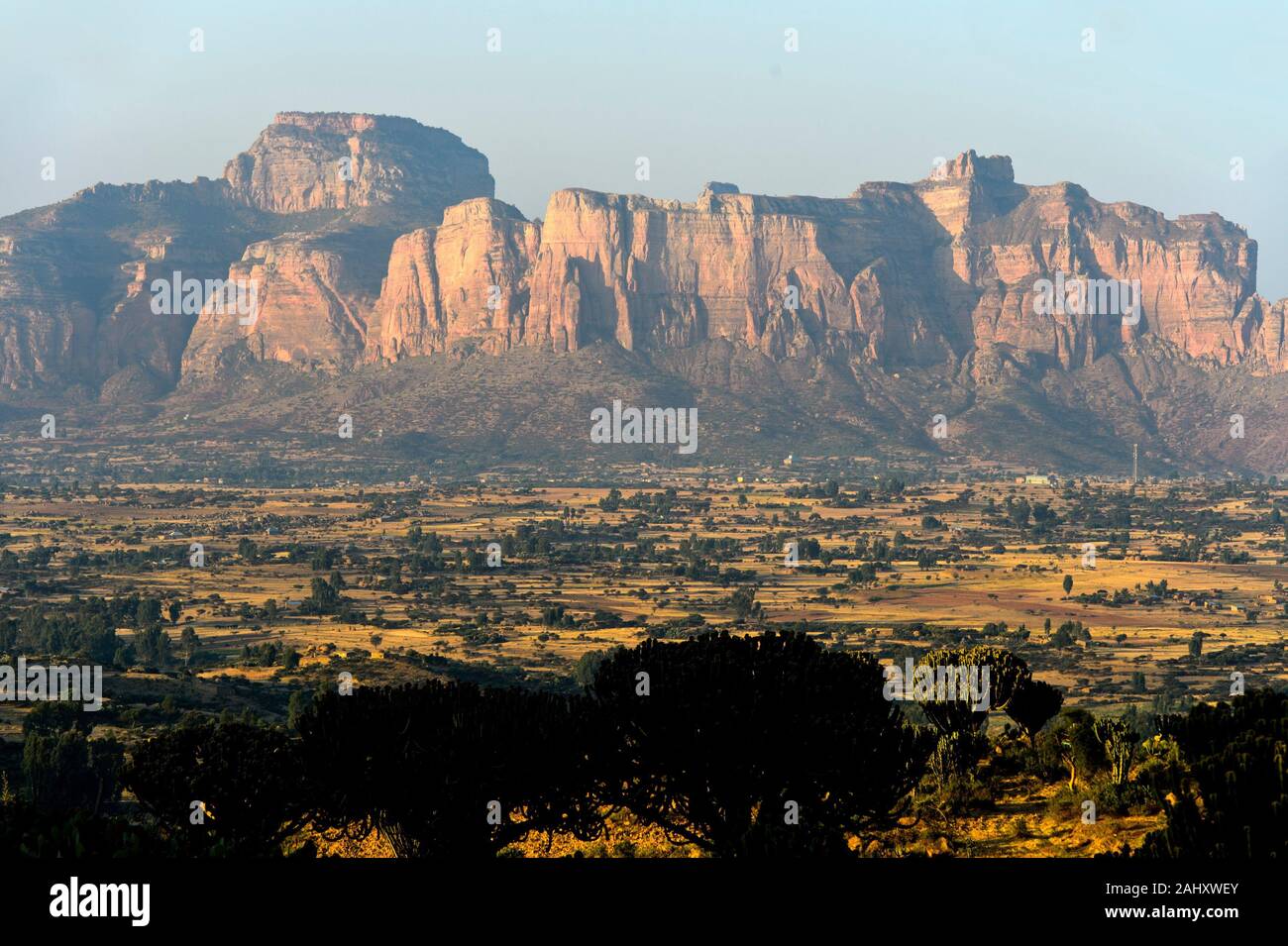 Gheralta Mountains rising from the Hawzien plain, northern part of the East African Rift Valley, Hawzien, Tigray, Ethiopia. Stock Photo