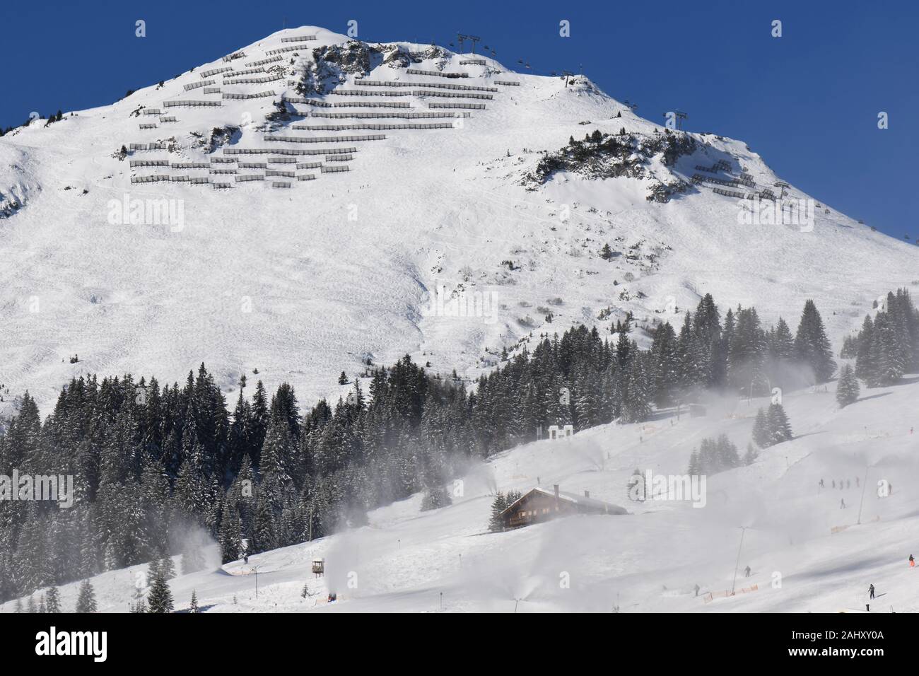 Herrliche Schitage in Lech und Zürs am Arlberg im Winter 2010/20 mit Blick auf das Kriegerhorn, und den darauf führenden Sessellift Stock Photo
