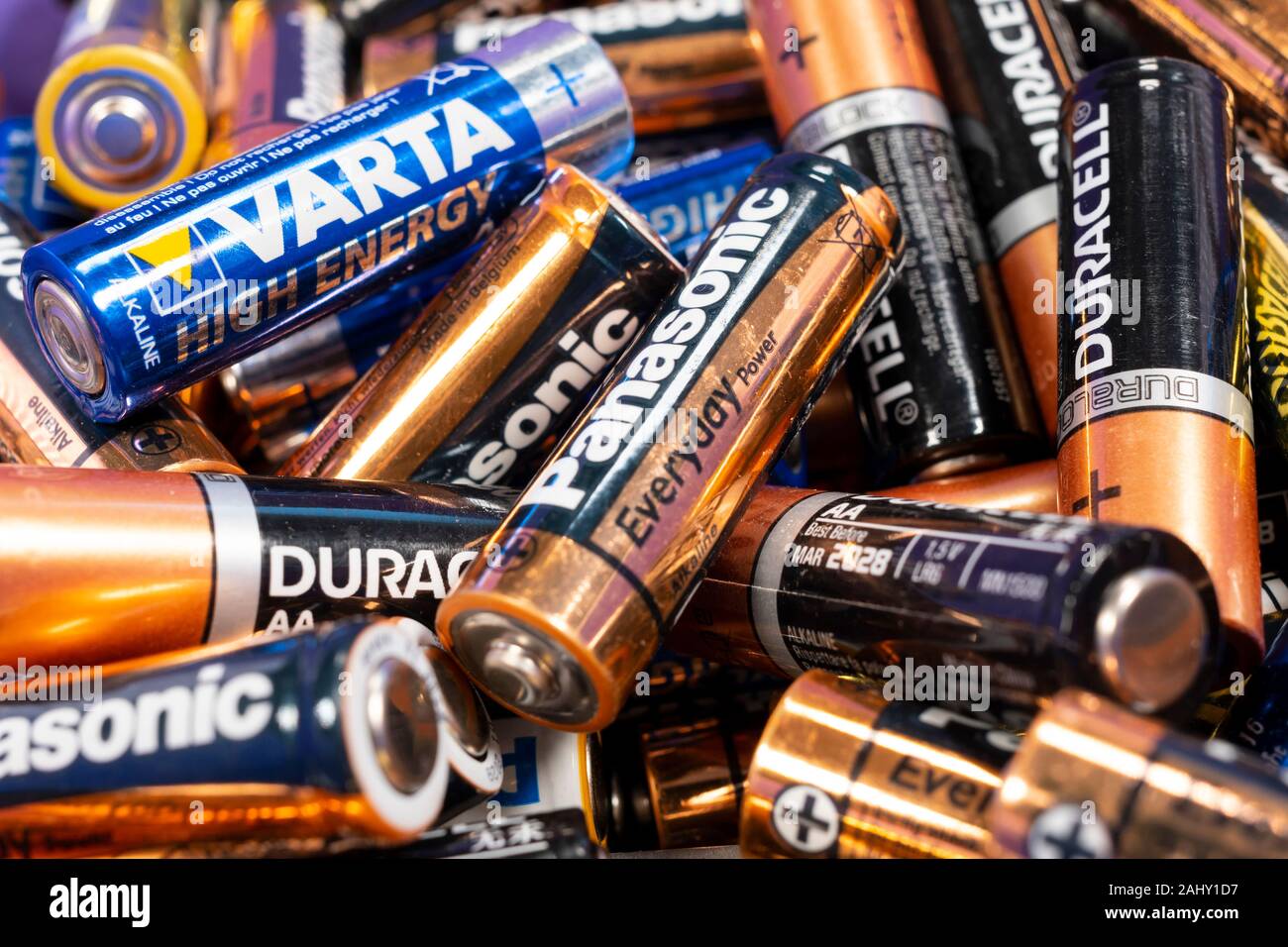 Sofia, Bulgaria - 11 August 2019: Multiple used AA alkaline batteries are  seen in a pile. Toshiba, Philips, Varta, Duracell, Panasonic batteries  Stock Photo - Alamy