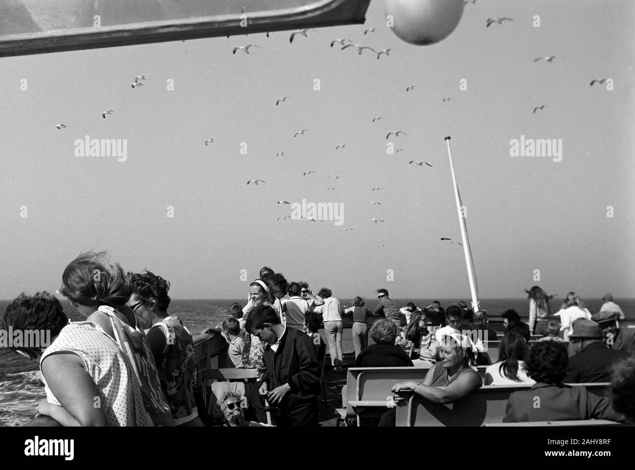 Schiffsreisende am Heck der Prinzessin Christina während der Fahrt nach Göteborg, Schweden, 1960er. Ship travelers at the stern of Princess Christina while traveling to Gothenburg, Sweden, 1960s. Stock Photo