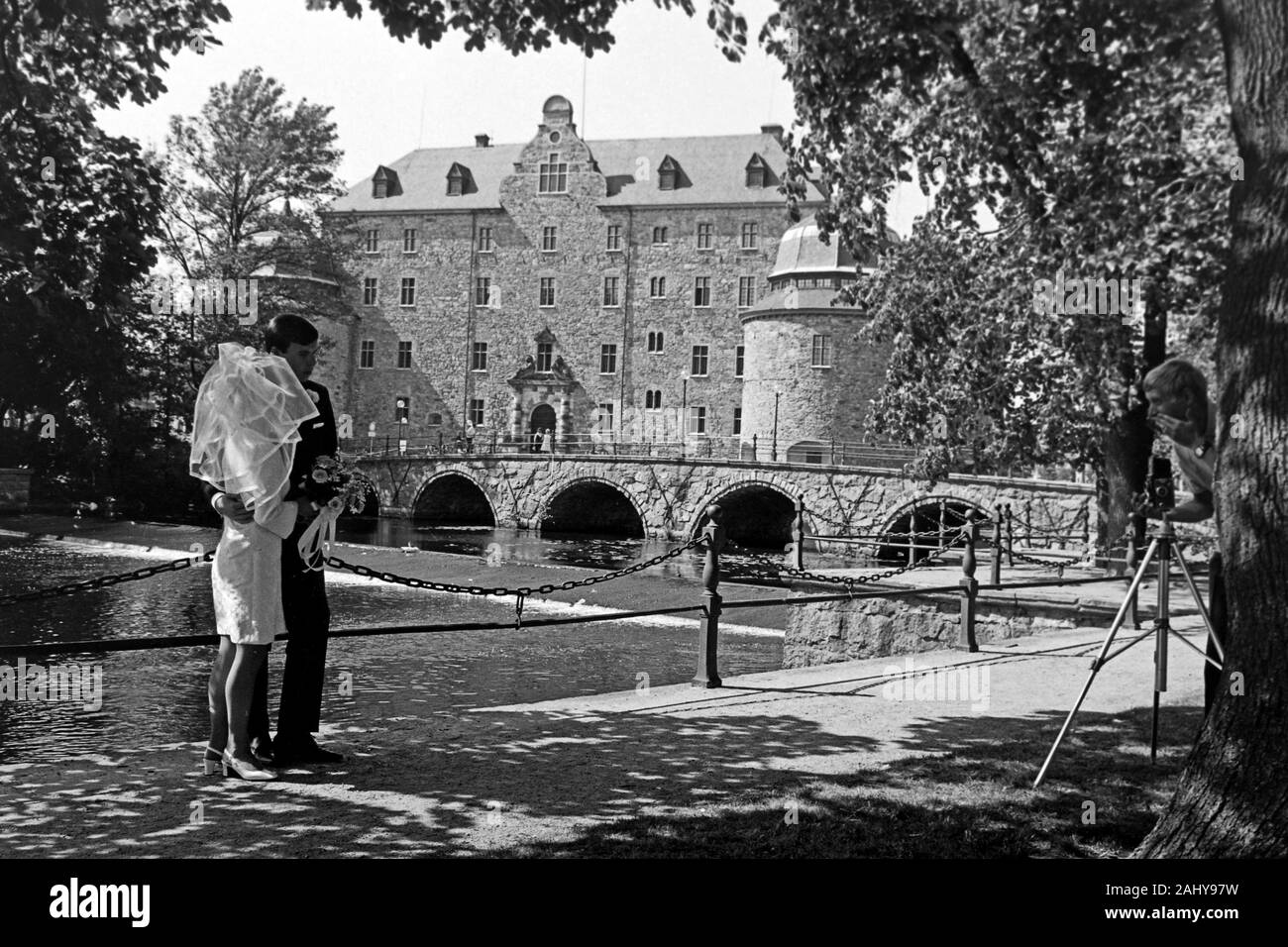 Hochzeitsaufnahme vor Schloss Örebro, 1969. Taking wedding pictures wih Örebro castle as backdrop, 1969. Stock Photo
