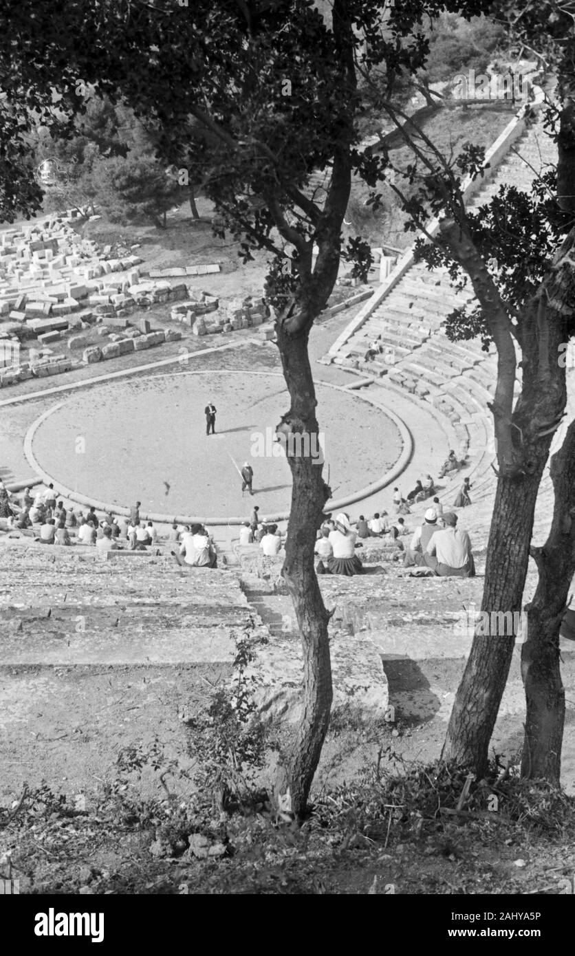 Peloponnes - Theater von Epidaurus, das Heiligtum des Asklepios, Blick auf das Orchester, Griechenland 1954. Peloponnes - Theatre of Epidaurus, the Sanctuary of Asclepius, view to the orchestra, Greece 1954. Stock Photo