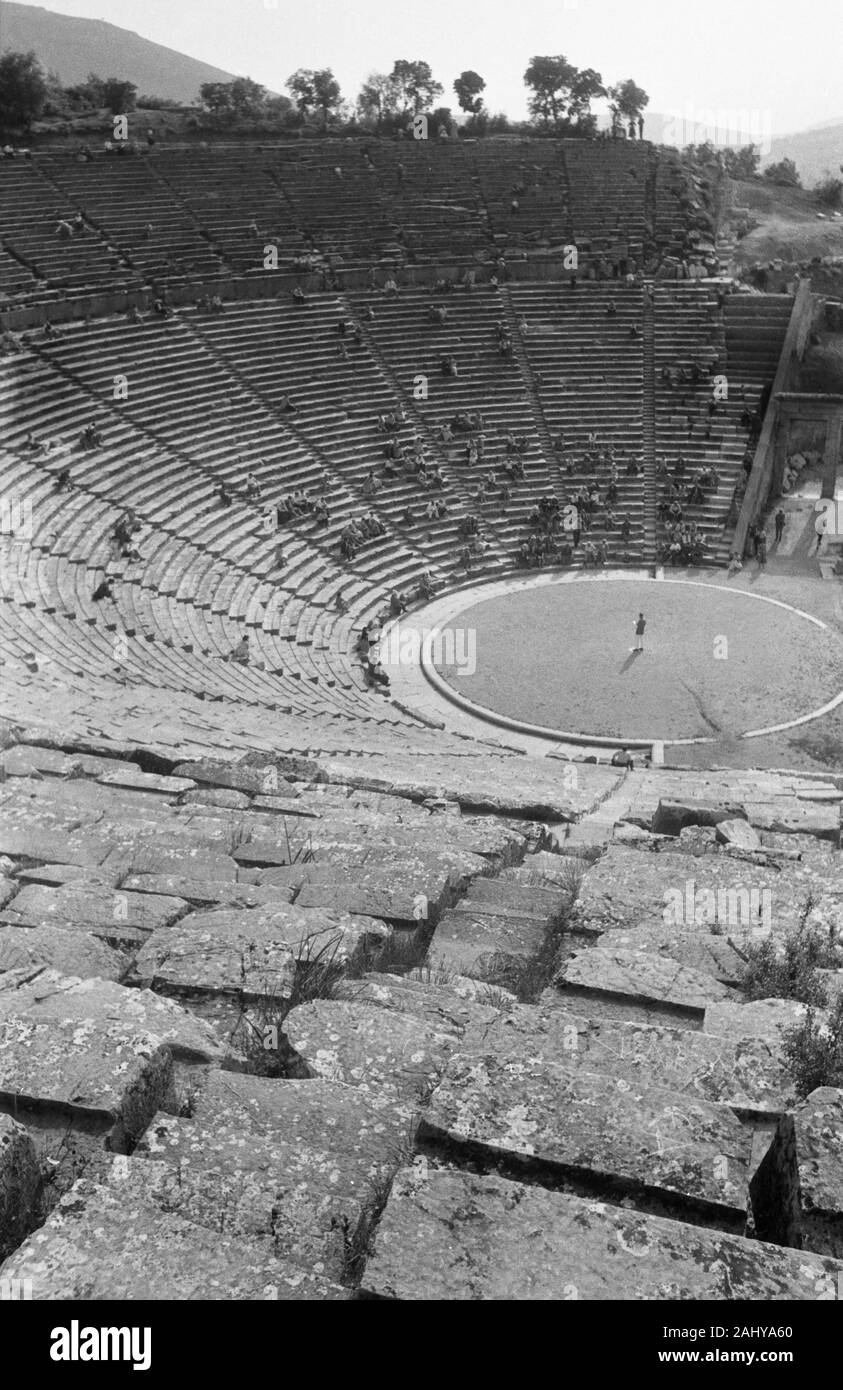 Peloponnes - Theater von Epidaurus, das Heiligtum des Asklepios, Blick auf das Orchester, Griechenland 1954. Peloponnes - Theatre of Epidaurus, the Sanctuary of Asclepius, view to the orchestra, Greece 1954. Stock Photo