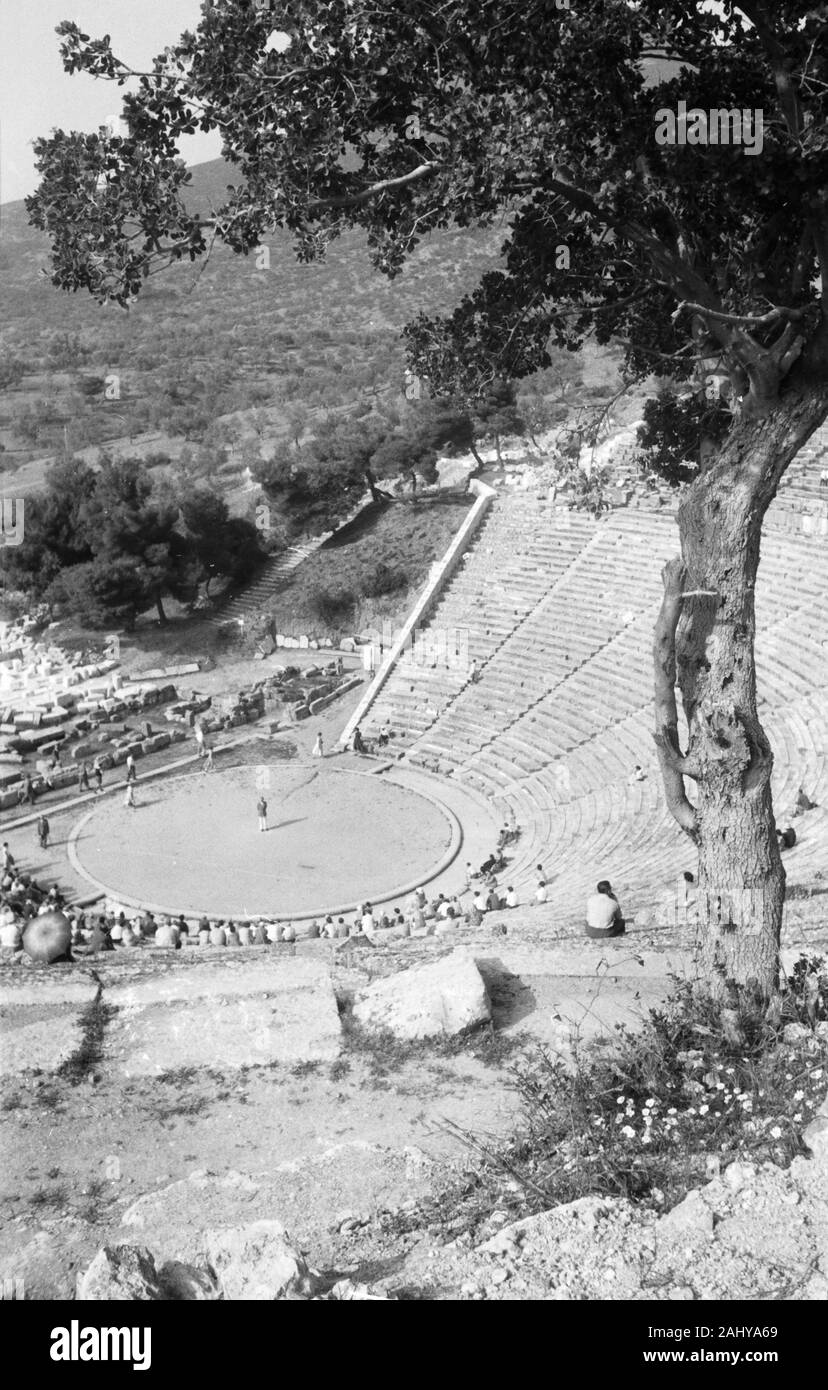 Peloponnes - Theater von Epidaurus, das Heiligtum des Asklepios, Blick auf das Orchester, Griechenland 1954. Peloponnes - Theatre of Epidaurus, the Sanctuary of Asclepius, view to the orchestra, Greece 1954. Stock Photo