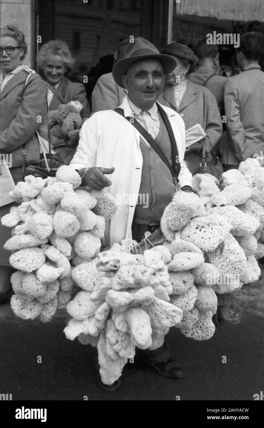Ein Schwammverkäufer in den Straßen von Athen, Griechenland 1950er Jahre. A sponge vendor in the streets of Athens, Greece in the 1950s. Stock Photo