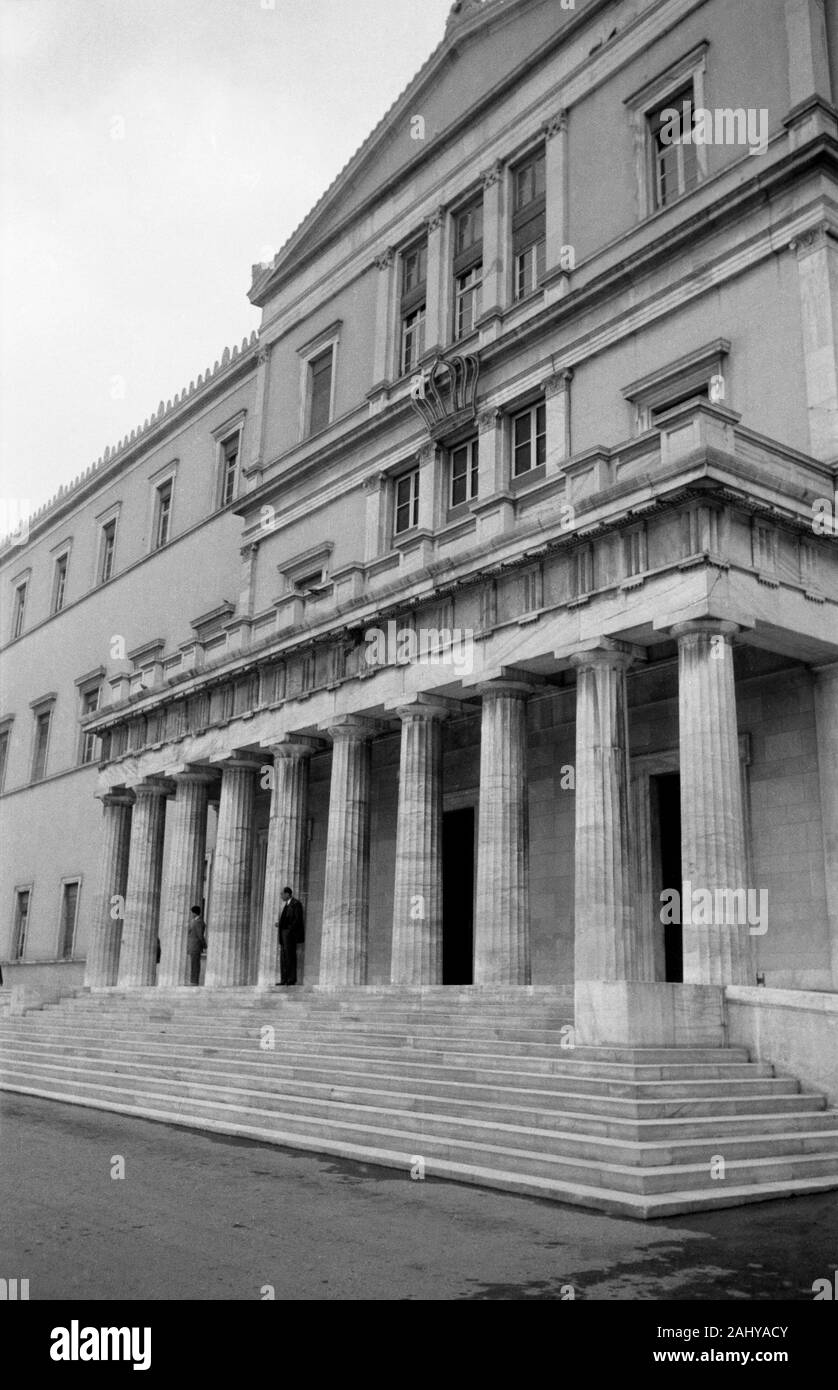 Das griechische Parlament am Athener Syntagma-Platz in Athen, Griechenland 1950er Jahre. The Greek Parliament at Athens Syntagma Square in Athens, Greece 1950s. Stock Photo