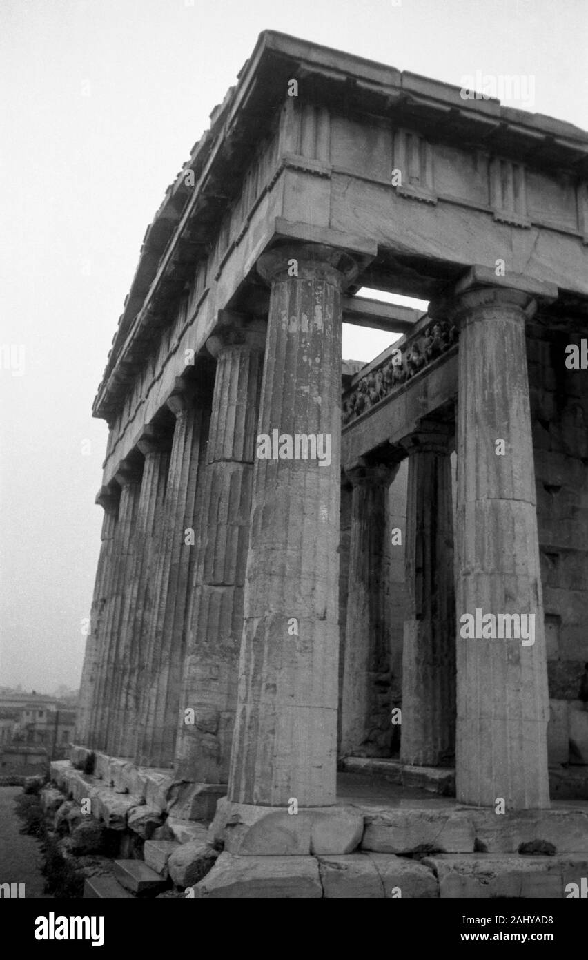 Touristentour durch die Ruinen des alten antiken Olympia hier der Parthenon, Griechenland 1950er. Tourist tour through the ruins of ancient Olympia here the Parthenon, Greece 1950s. Stock Photo