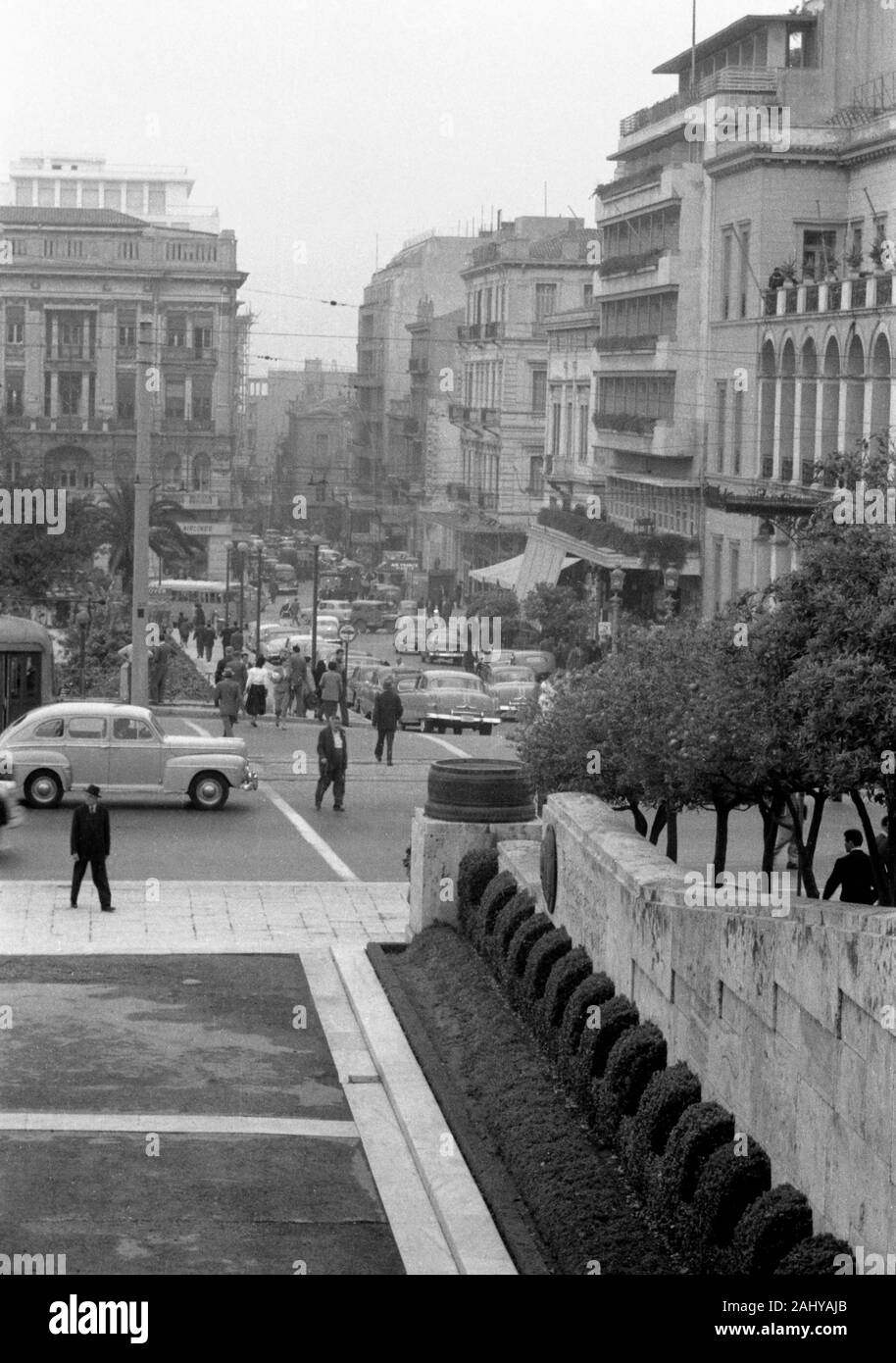 Place de la Constitution und der Königspalast in Athen, Griechenland 1950er Jahre. Place de la Constitution and the Royal Palace in Athens, Greece 1950s. Stock Photo