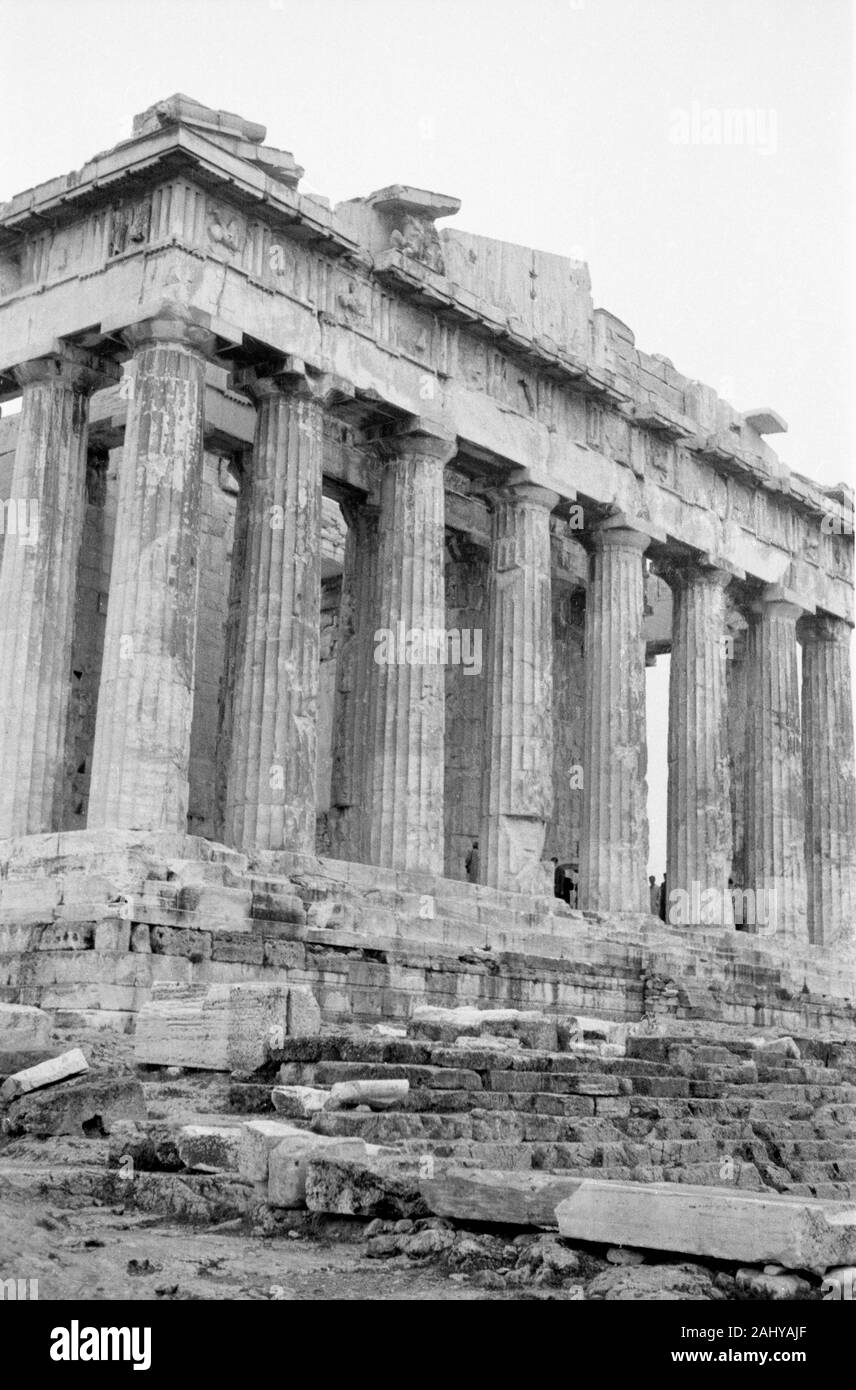 Touristentour durch die Ruinen des alten antiken Olympia hier das Pathenon, Griechenland 1950er. Tourist tour of the ruins of ancient Olympia here at the Pathenon, Greece 1950s. Stock Photo