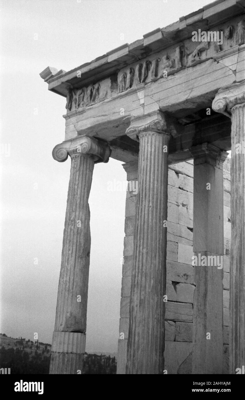 Touristentour durch die Ruinen des alten antiken Olympia hier der  Tempel der Athena Nike, Griechenland 1950er. Tourist tour of the ruins of ancient Olympia here the temple of Athena Nike, Greece 1950s. Stock Photo