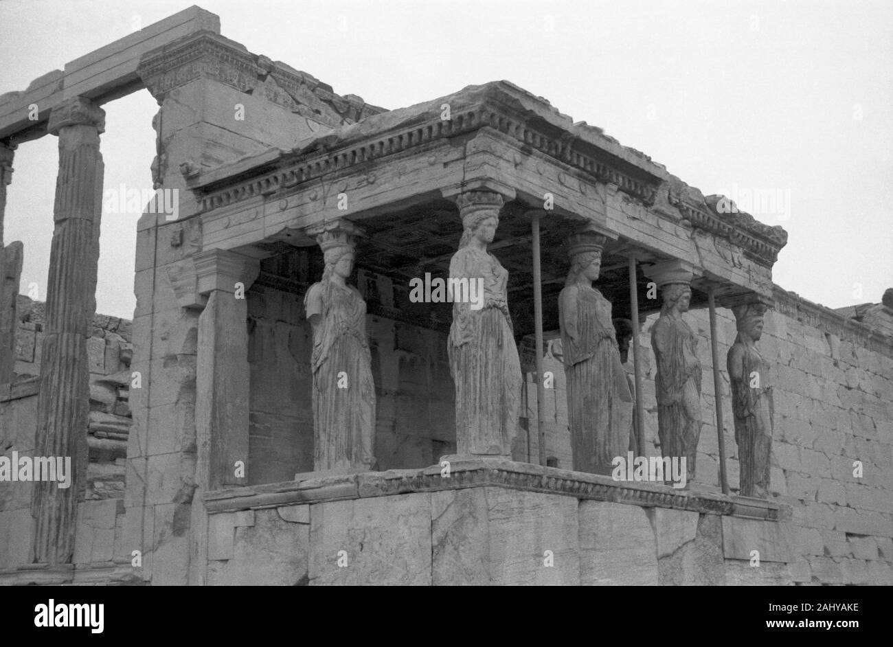 Touristentour durch die Ruinen des alten antiken Olympia hier die Korenhalle des Erechtheion  Akropolis, Griechenland 1950er. Tourist tour through the ruins of ancient ancient Olympia here the Korenhall of the Erechtheion Acropolis, Greece 1950s. Stock Photo