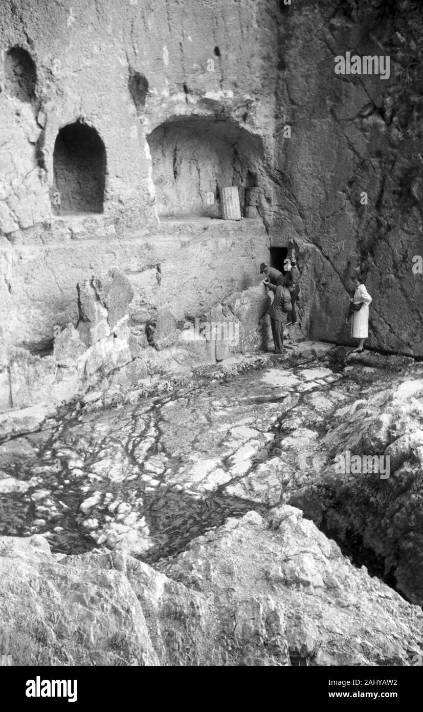 Touristentour durch die Ruinen der Antike in Delphi, Griechenland 1950er. Tourist tour through the ruins of ancient times in Delphi, Greece 1950s. Stock Photo