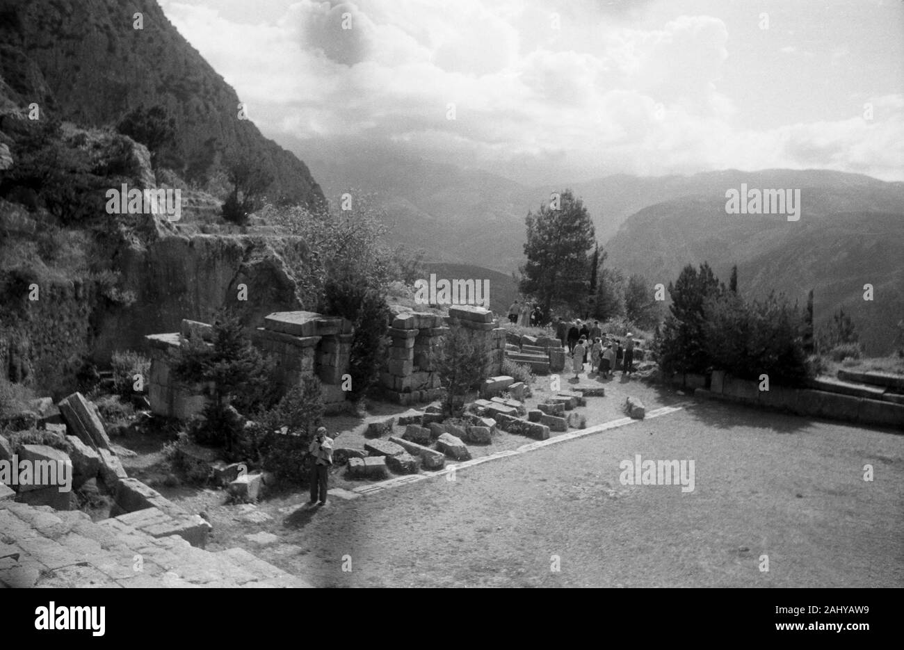 Touristentour durch die Ruinen der Antike in Delphi, Griechenland 1950er. Tourist tour through the ruins of ancient times in Delphi, Greece 1950s. Stock Photo