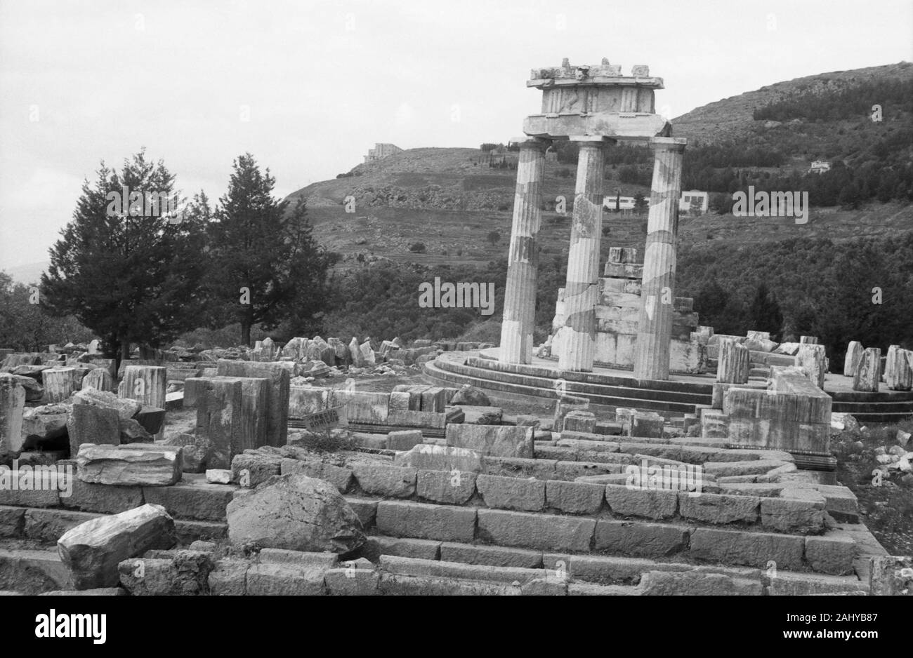 Blick auf das antike Bauwerk der Tholos von Delphi, Griechenland 1950er Jahre. View of the ancient building of the Tholos of Delphi, Greece 1950s. Stock Photo