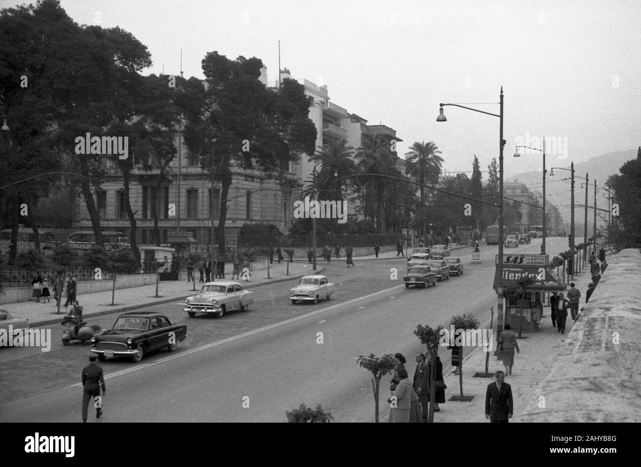 Die Königin-Sophie-Straße in Athen, Griechenland 1950er Jahre.The Queen  Sophie Street in Athens, Greece 1950s Stock Photo - Alamy