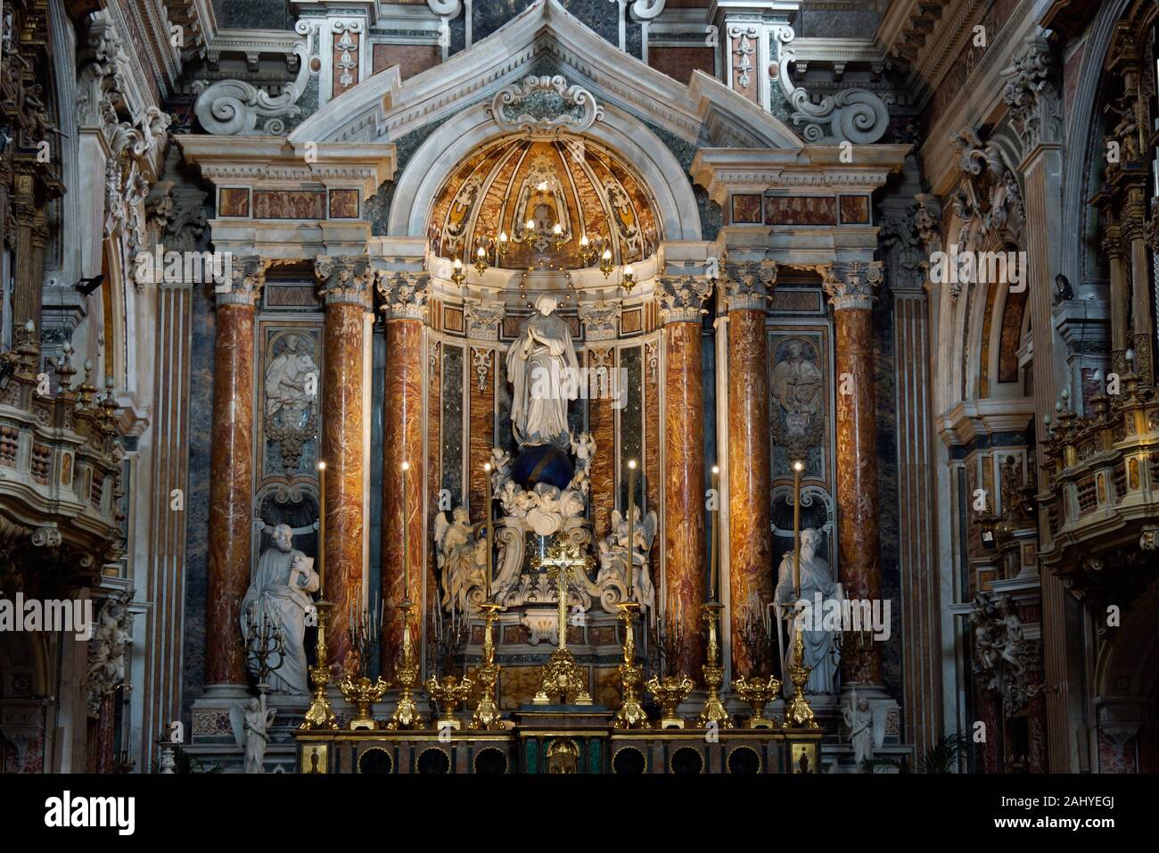 Nápoles (Italy). Interior of the Iglesia del Gesù Nuovo (church of the Gesù  Nuovo) or de la TrinitÃ Maggiore, in the ciudad de Nápoles Stock Photo -  Alamy