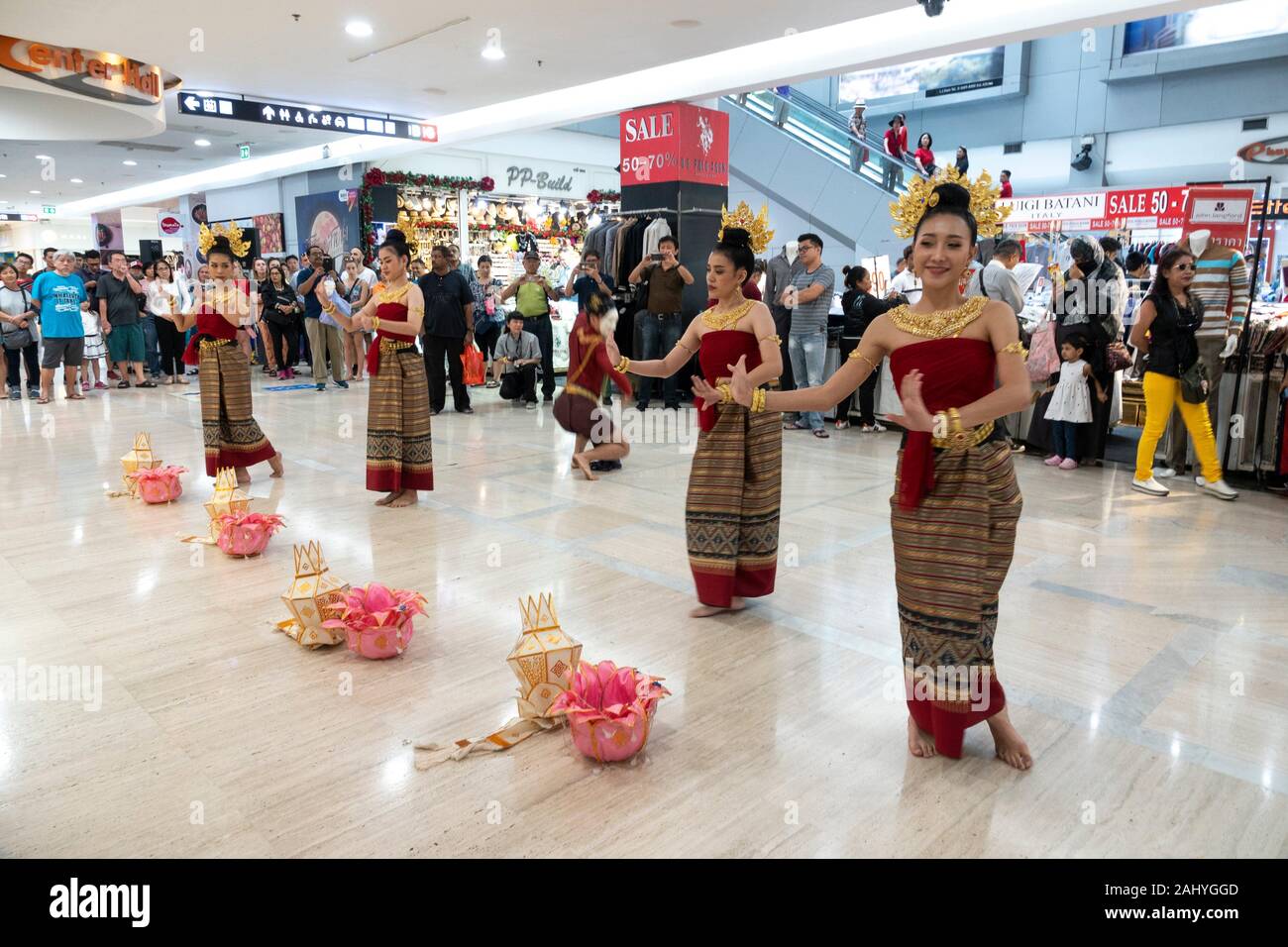 Iconsiam ,Thailand -Oct 30,2019:Ground floor floating market in Iconsiam  shopping mall can get the traditional Thai snacks, shops for handicraft  Stock Photo - Alamy