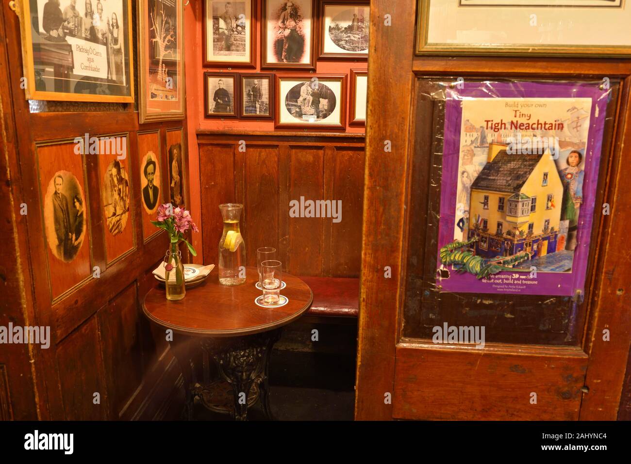 snug at Tigh Neachtain on the corner of Cross Street and Quay Street Galway, Connemara, County Galway, Republic of Ireland, North-western Europe. Stock Photo