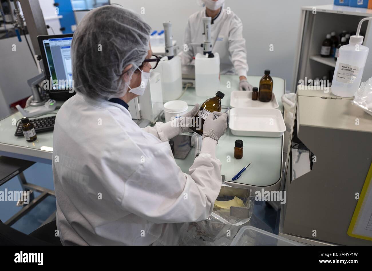 Messimy Central Eastern France 19 02 05 Boiron Factory Boiron Laboratory Technicians Preparing Solutions Used To Make Homeopathic Preparations Stock Photo Alamy Messimy Central Eastern France 19 02 05 Boiron Factory Boiron Laboratory Technicians Preparing Solutions Used To Make Homeopathic Preparations Stock Photo Alamy