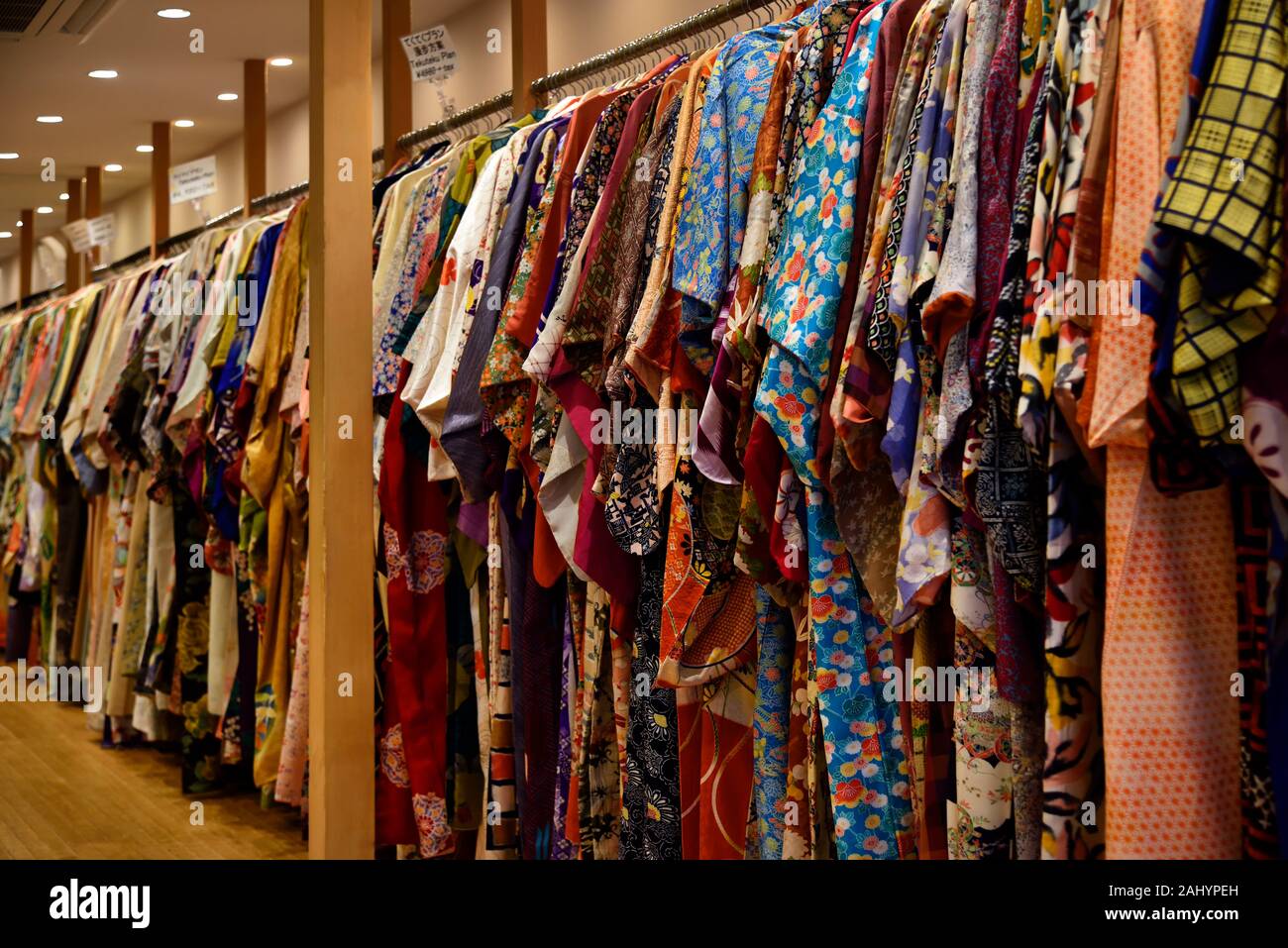 Sembrar espacio emprender Kimono shop hi-res stock photography and images - Alamy